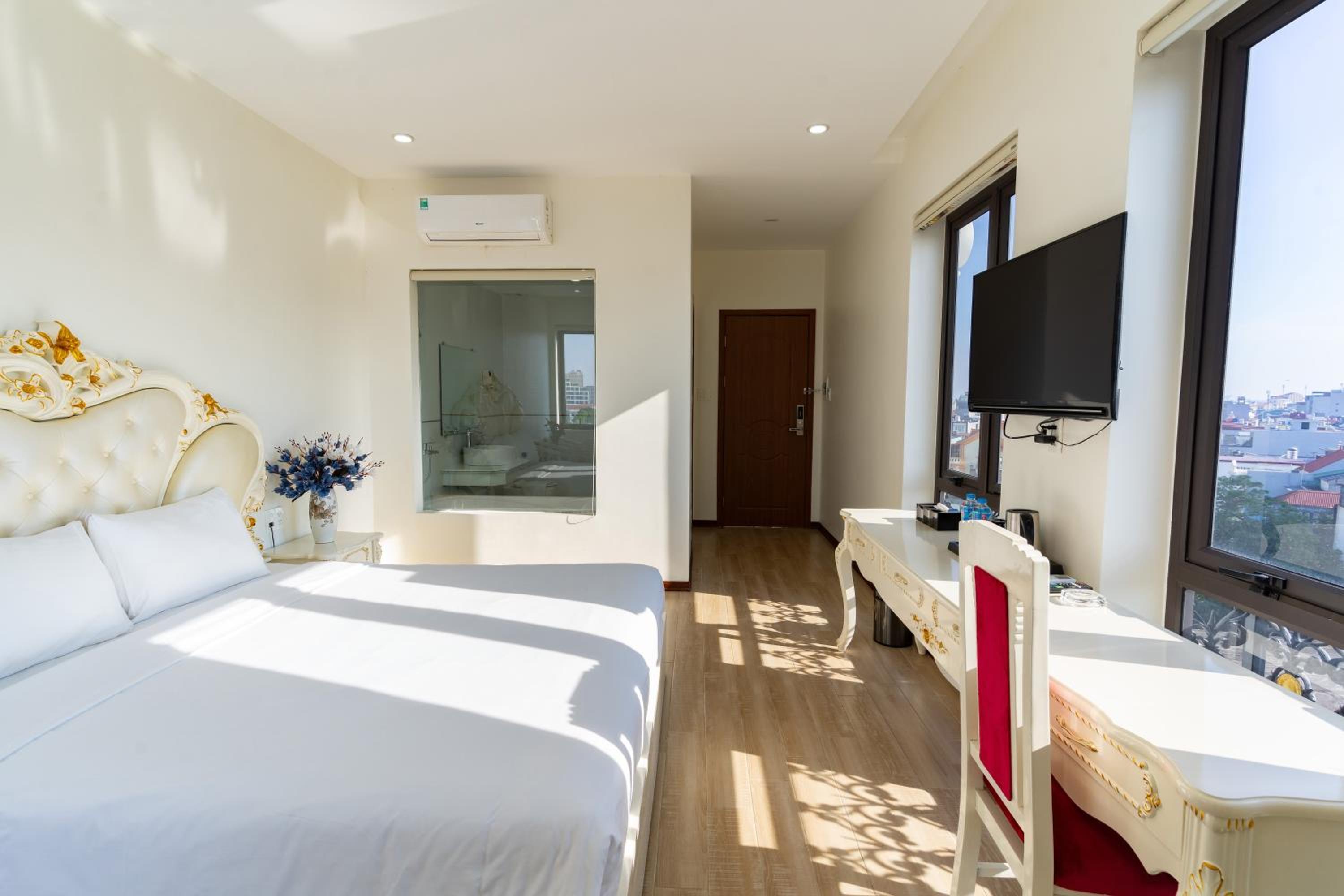 Deluxe Double Room (2 Adults + 1 Child) - Photo 1