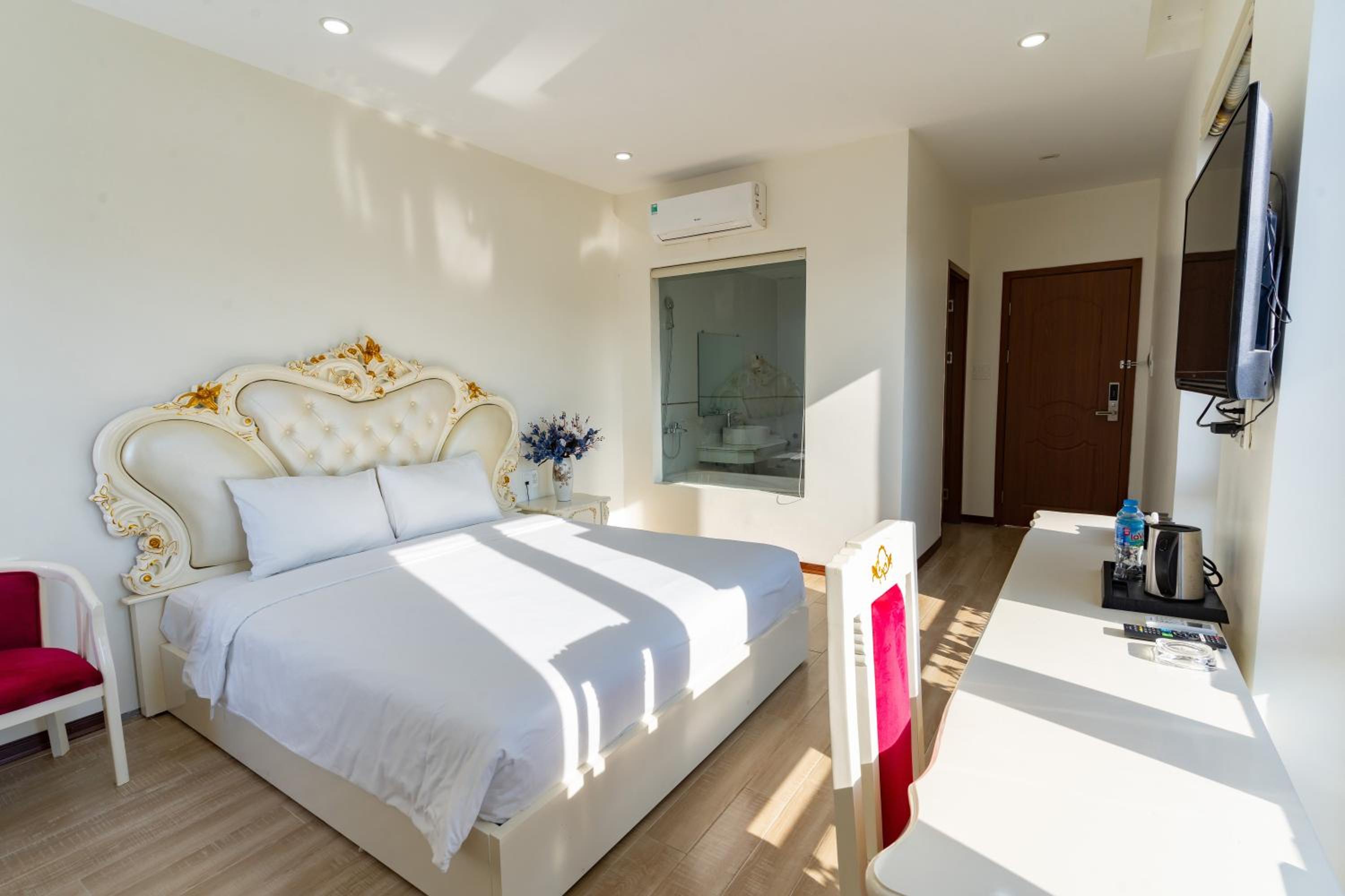 Deluxe Double Room (2 Adults + 1 Child) - Photo 2