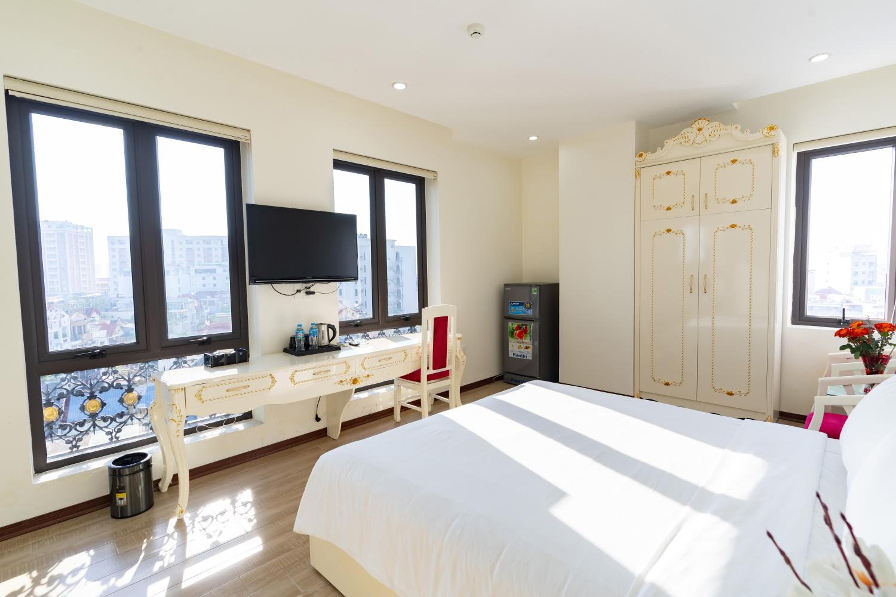 Deluxe Double Room (2 Adults + 1 Child) - Photo 3