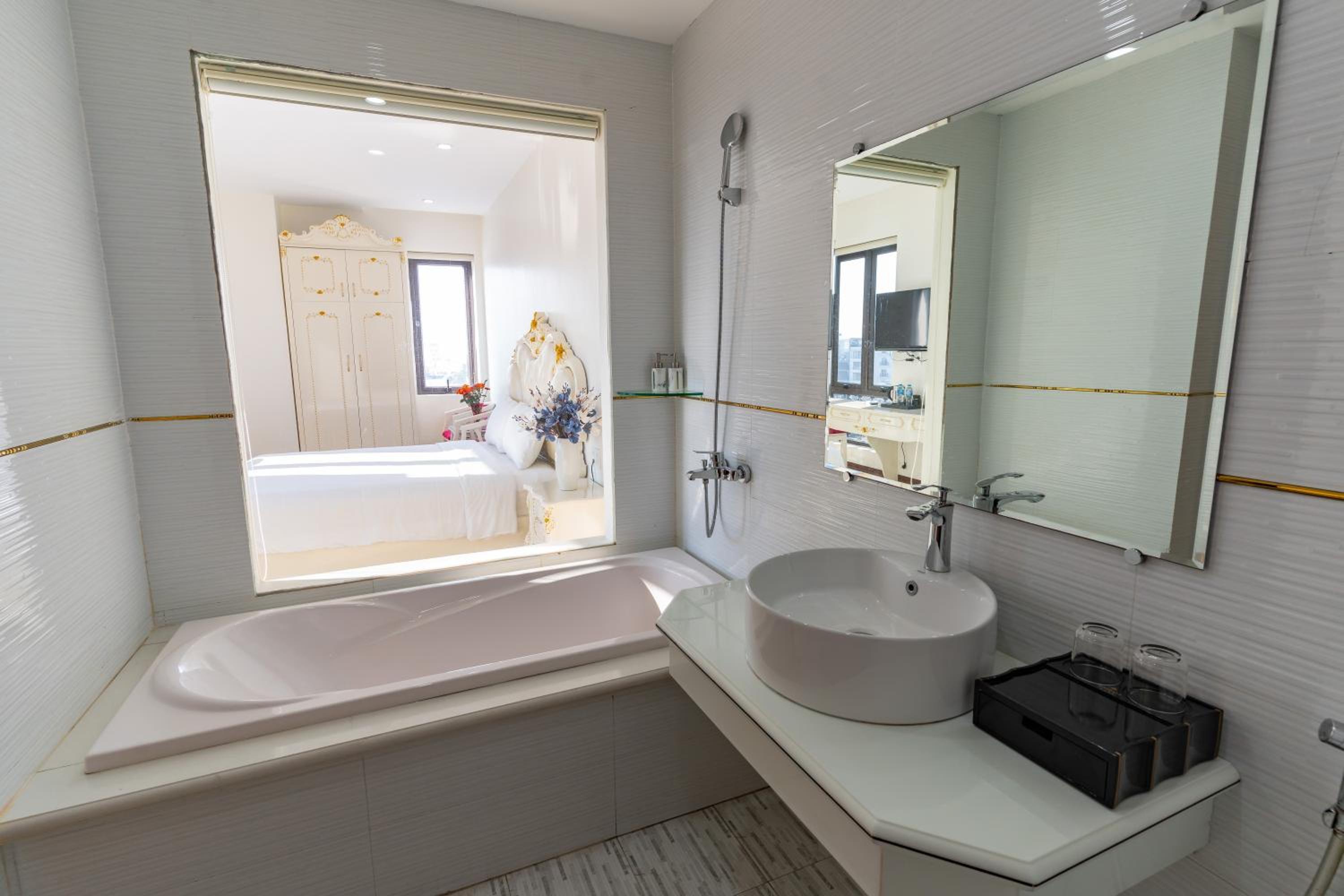 Deluxe Double Room (2 Adults + 1 Child) - Photo 5