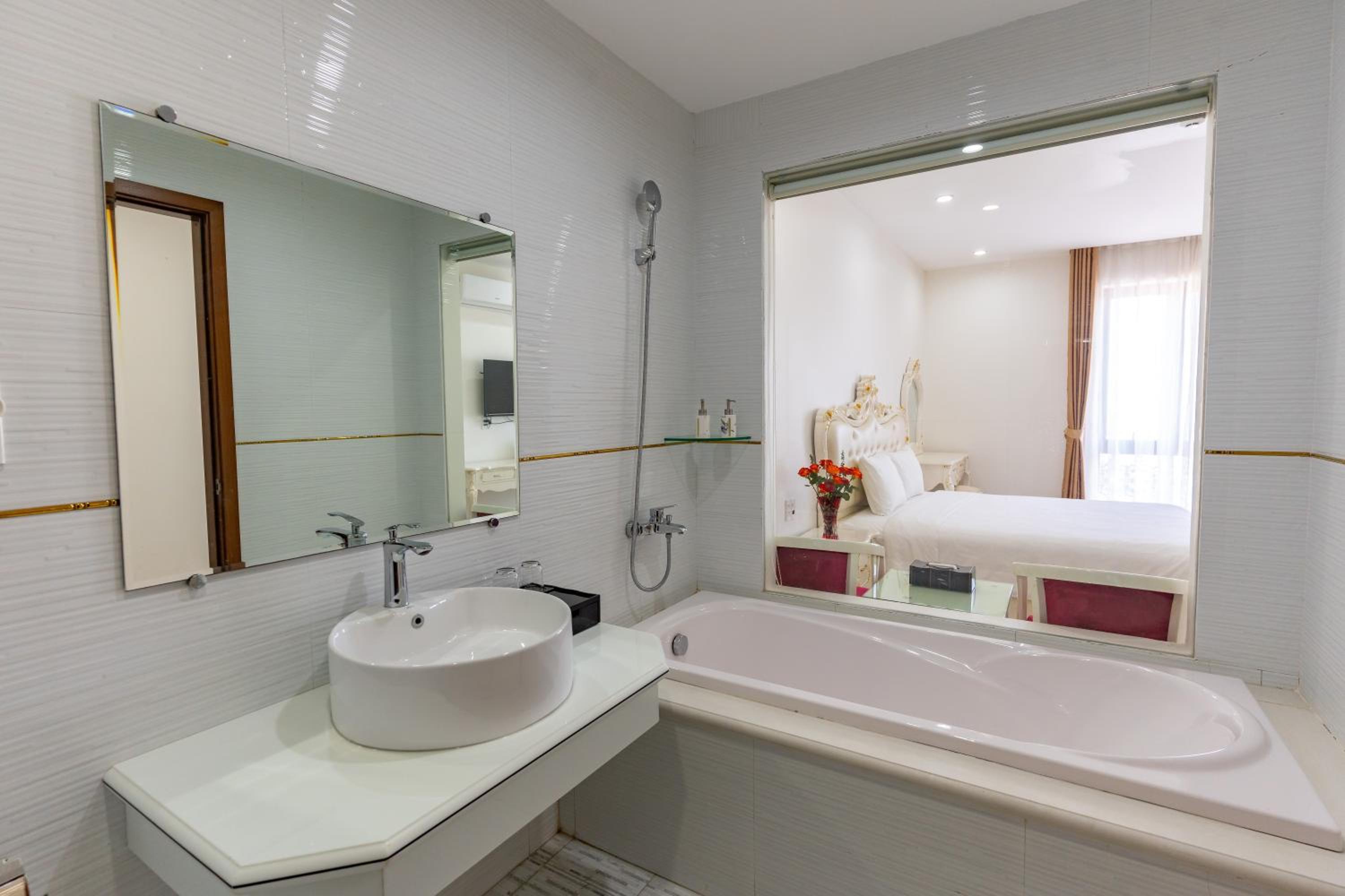 Deluxe Double Room (2 Adults + 1 Child) - Photo 6