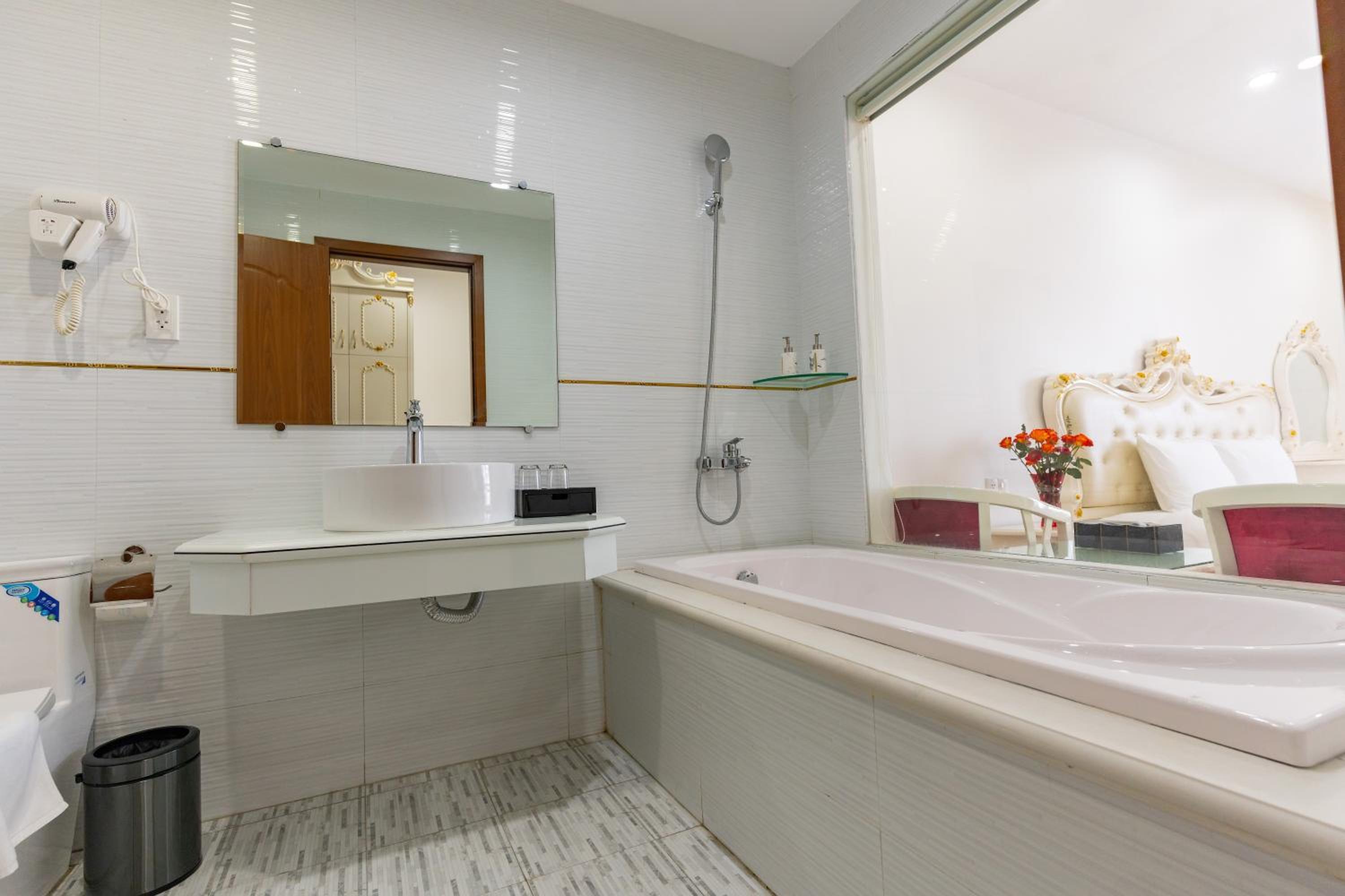 Deluxe Double Room (2 Adults + 1 Child) - Photo 7