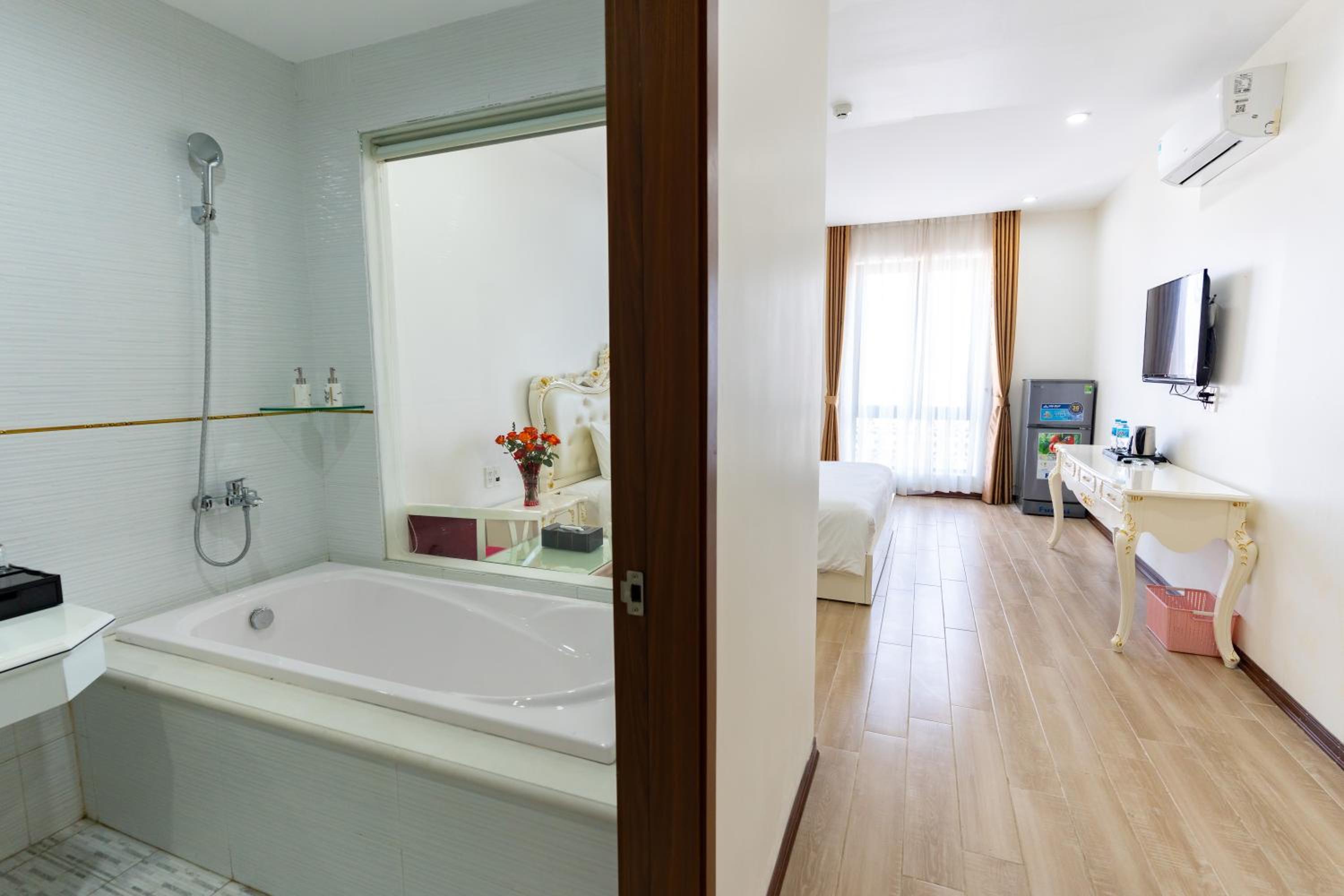 Deluxe Double Room (2 Adults + 1 Child) - Photo 4