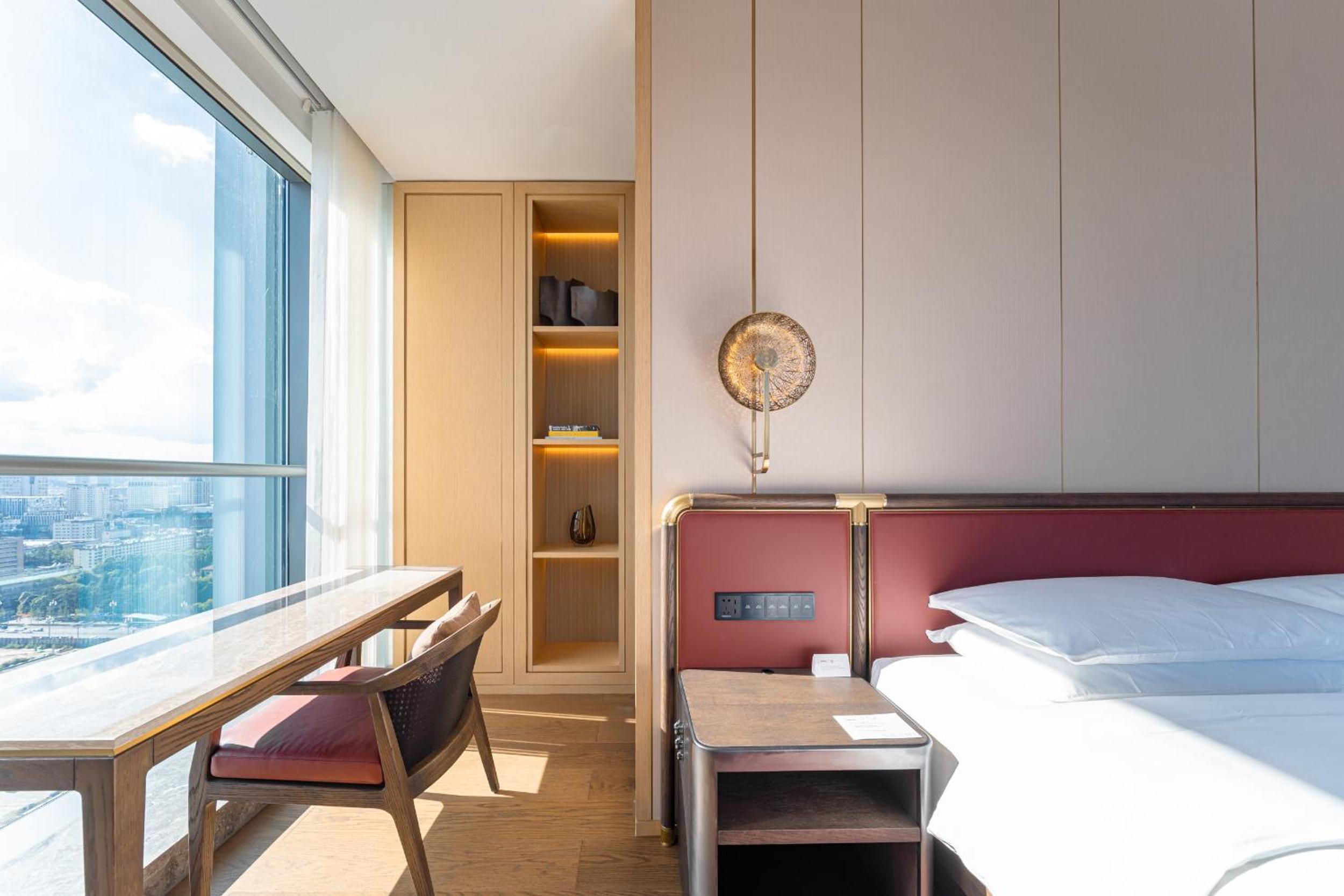 Grand Deluxe King Suite photo 3