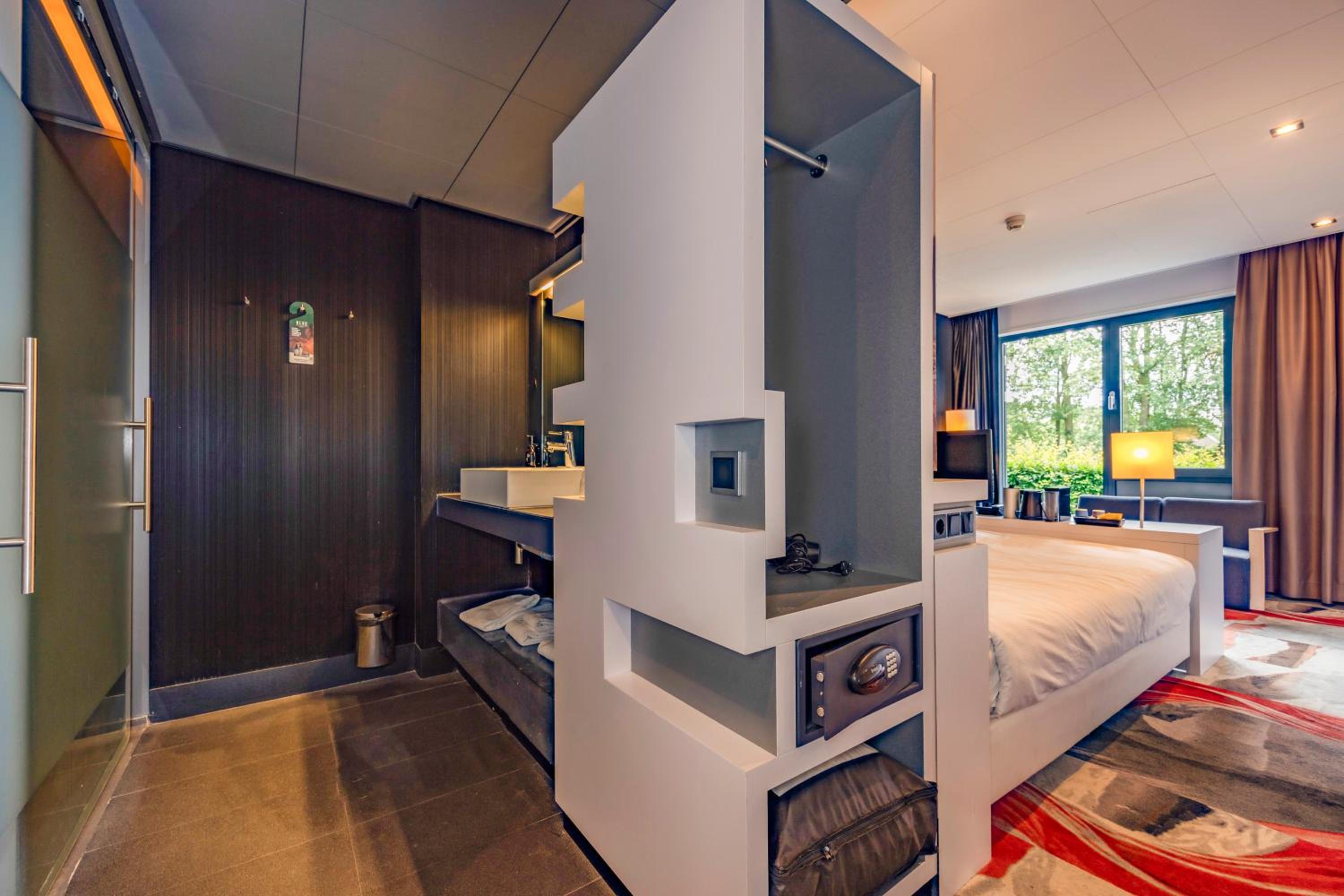 Deluxe Double Room with Balcony photo 3