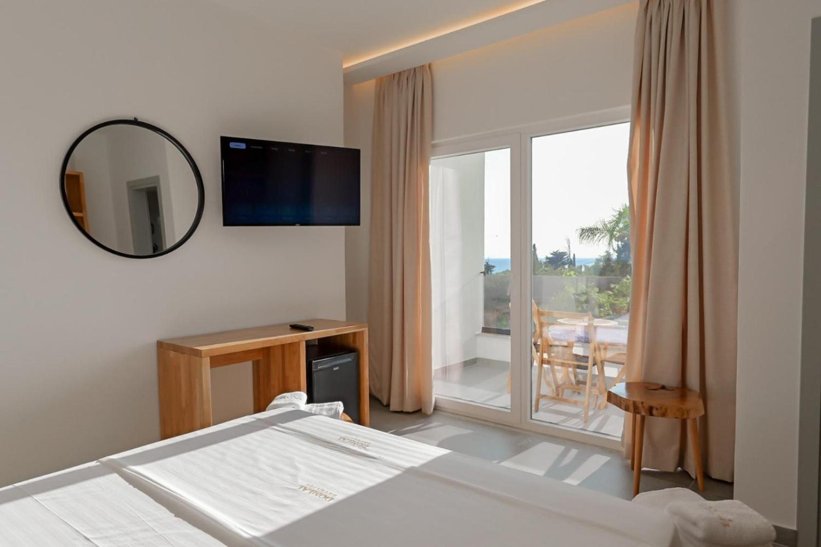 Deluxe Double Room with Balcony and Sea View photo 1