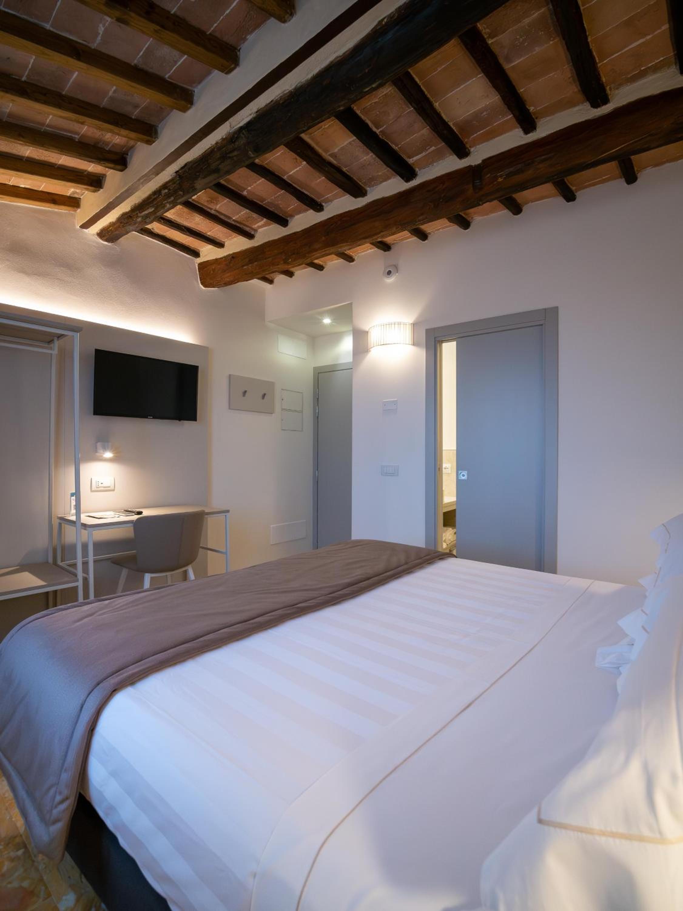 Double or Twin Room with City View - Photo 1
