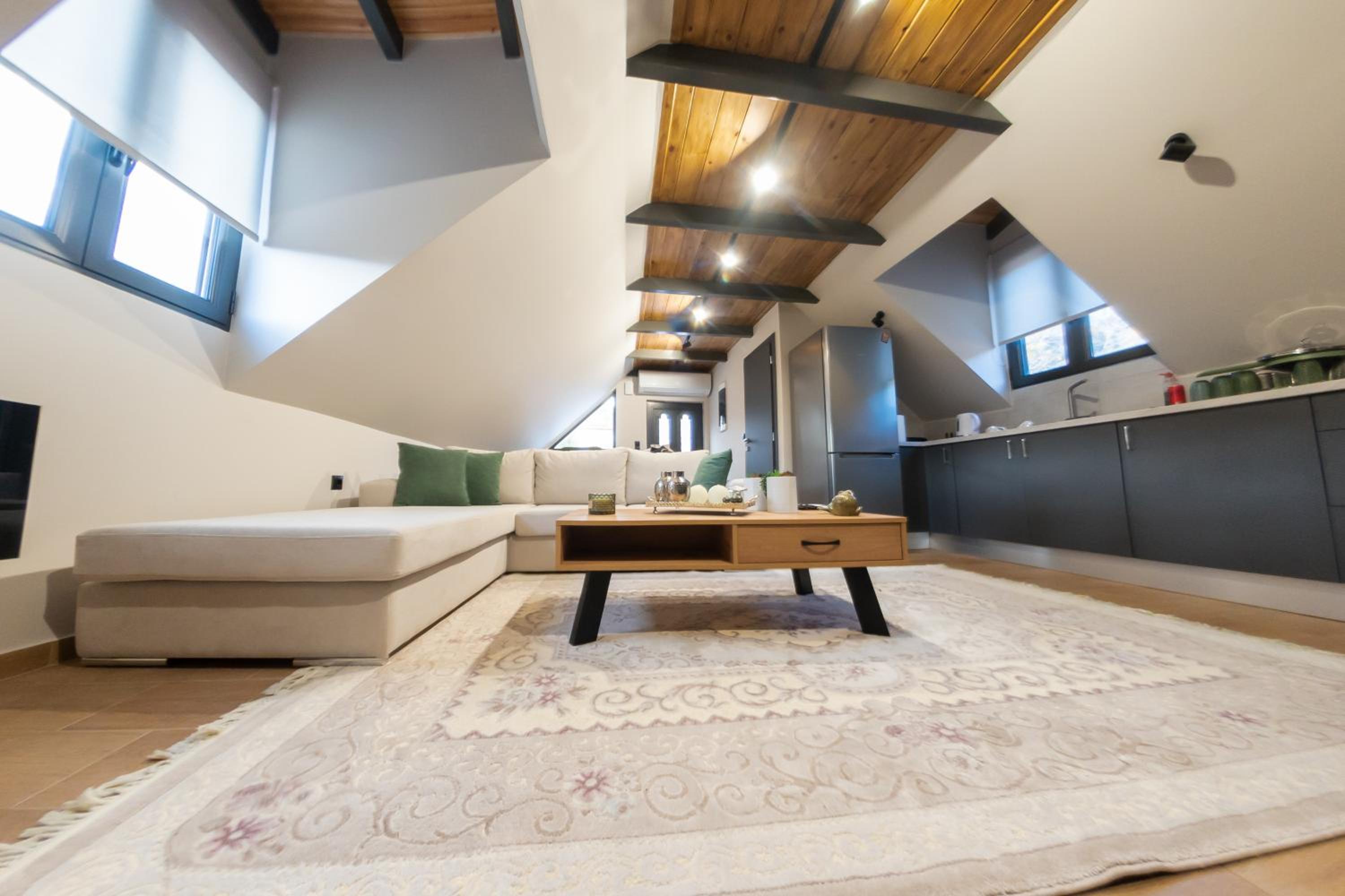 One-Bedroom Apartment with Balcony and Mountain View   photo 1
