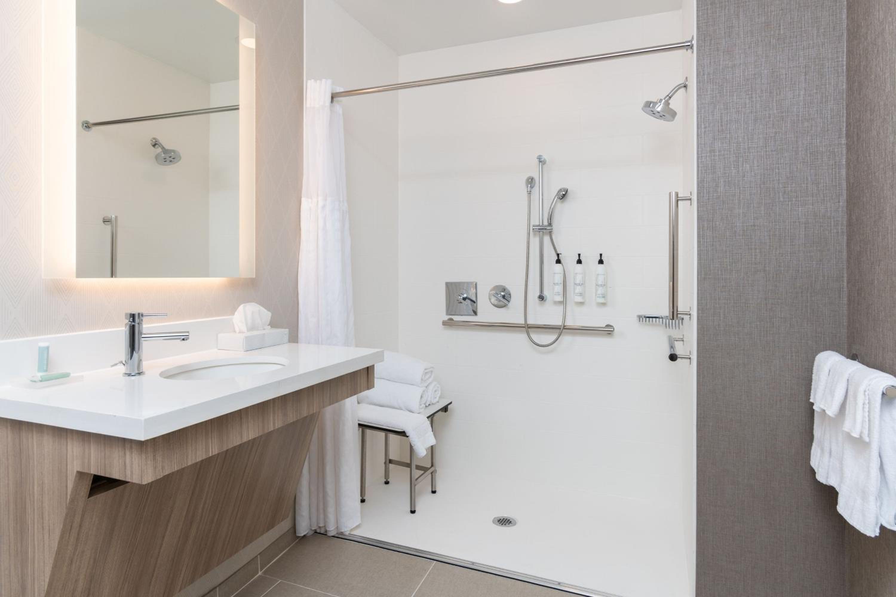 Queen Suite with Two Queen Beds and Roll-In Shower - Mobility Access/Hearing Accessible