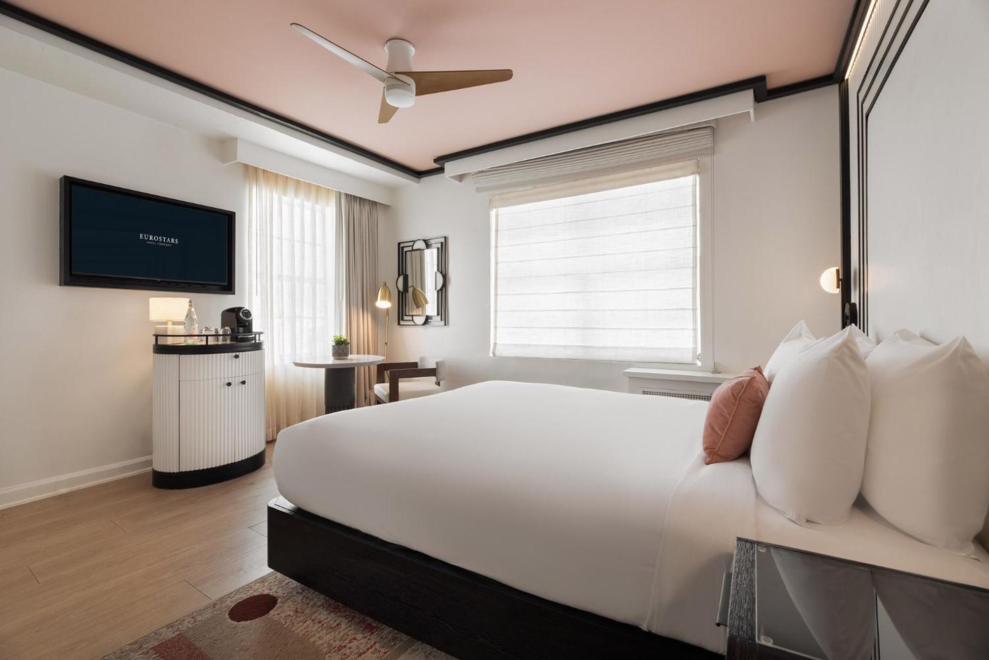 Deluxe King Room photo 1