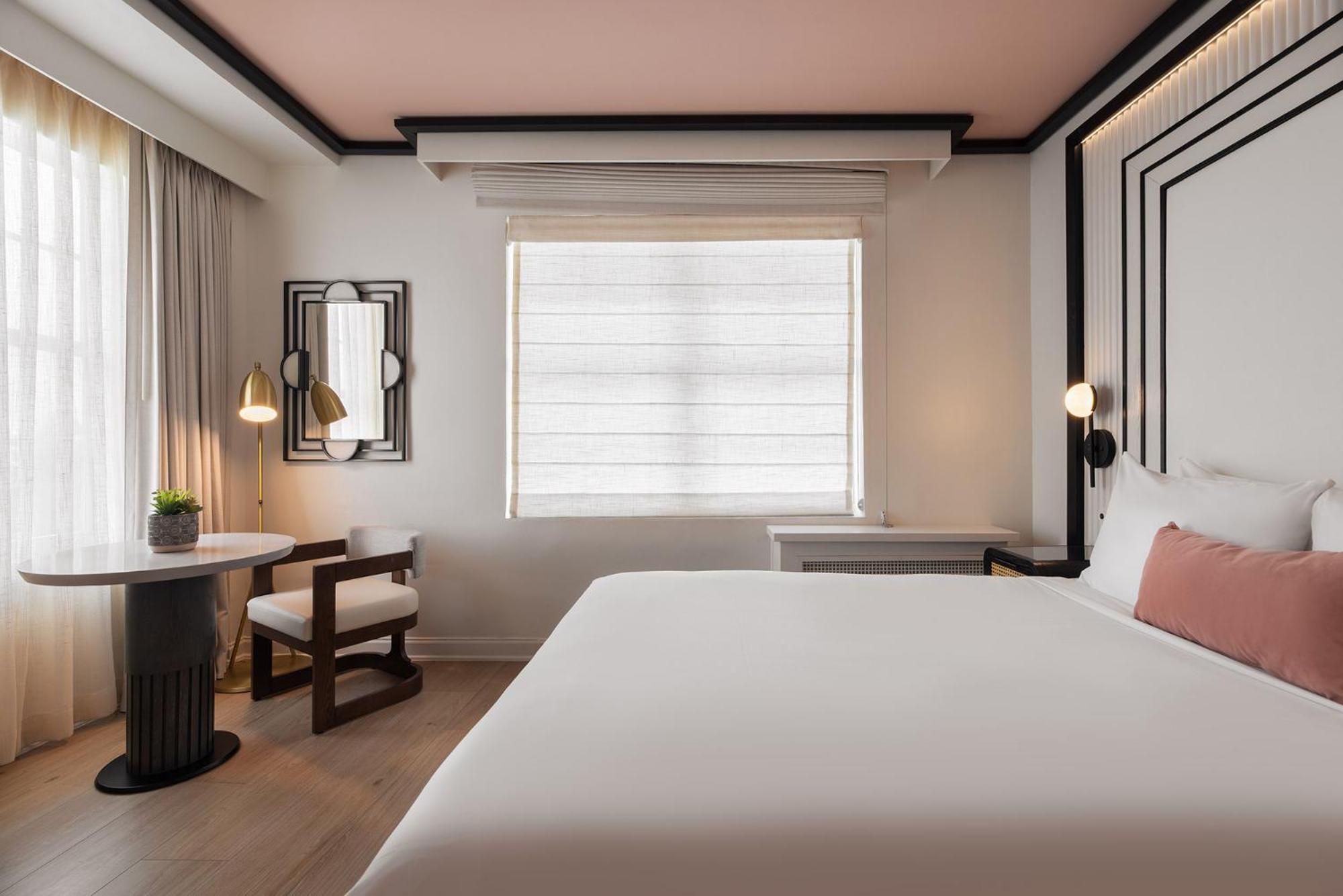 Deluxe King Room corner with ocean view photo 1
