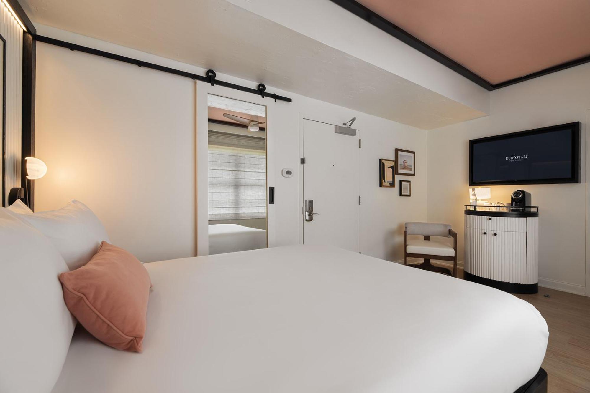 Deluxe King room with partial ocean view  photo 1