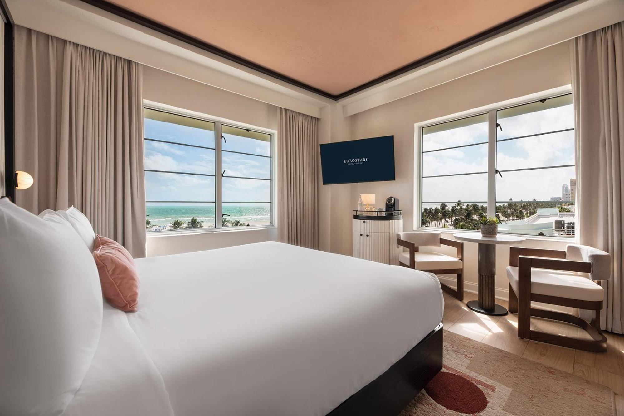 Deluxe King Room corner with ocean view photo 2