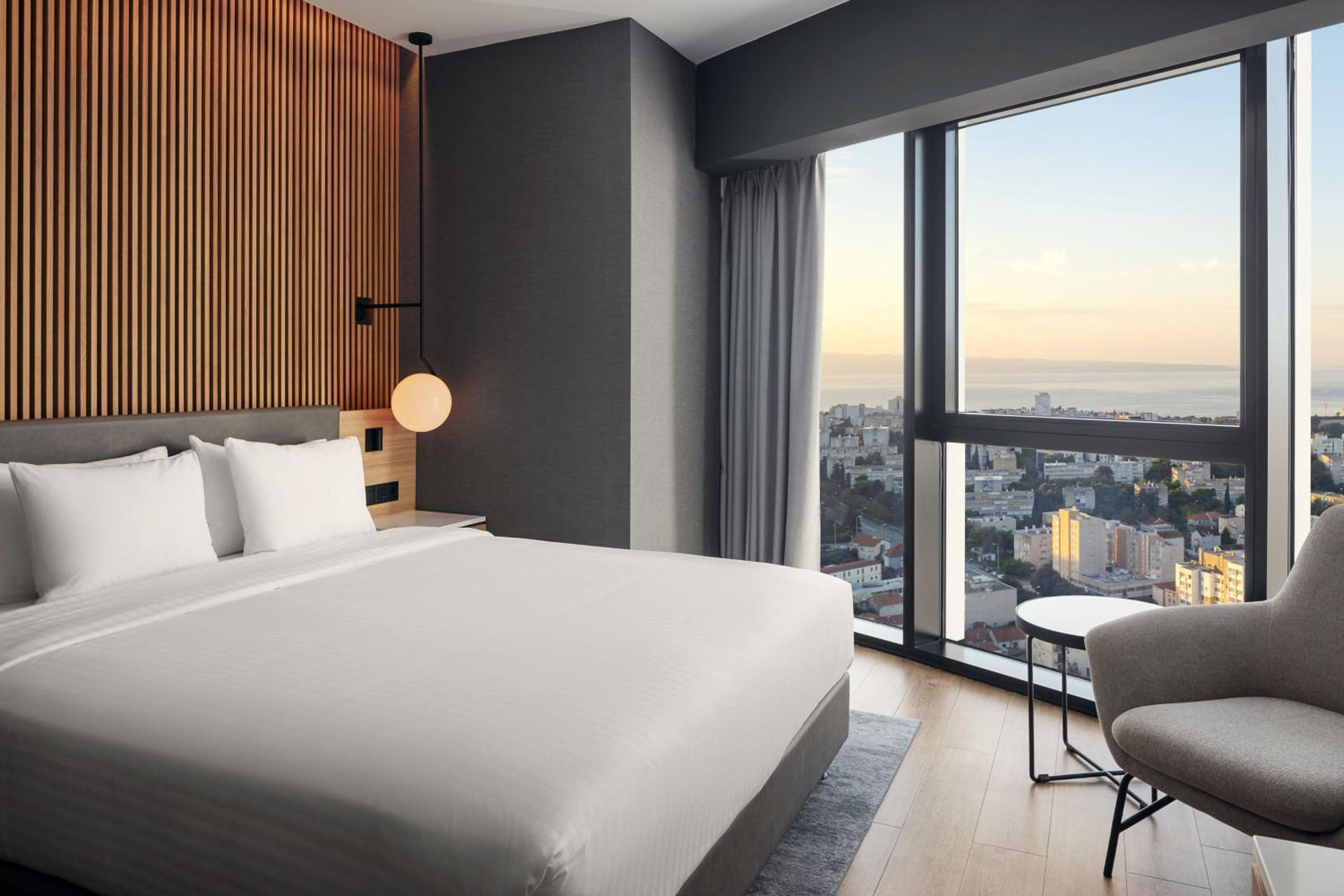 Standard King Room with Sea View - Photo 6