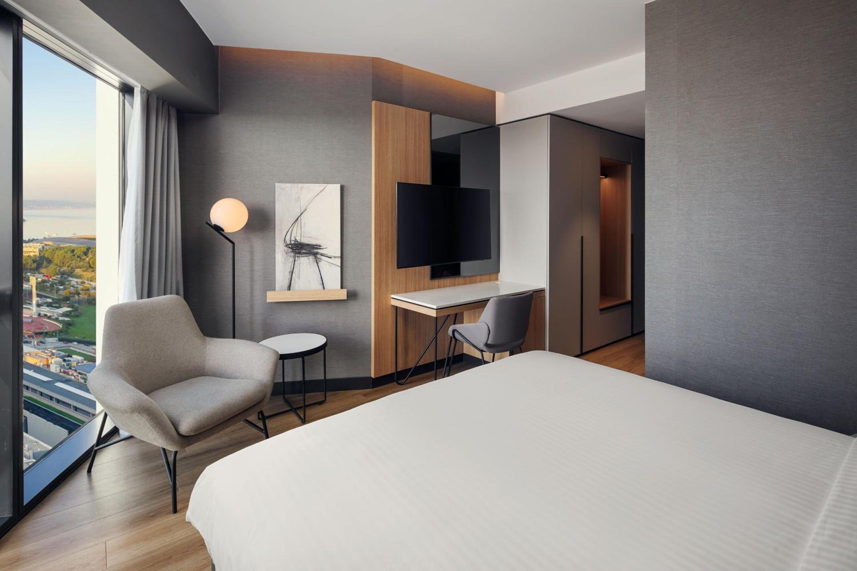 Standard King Room with Sea View - Photo 4