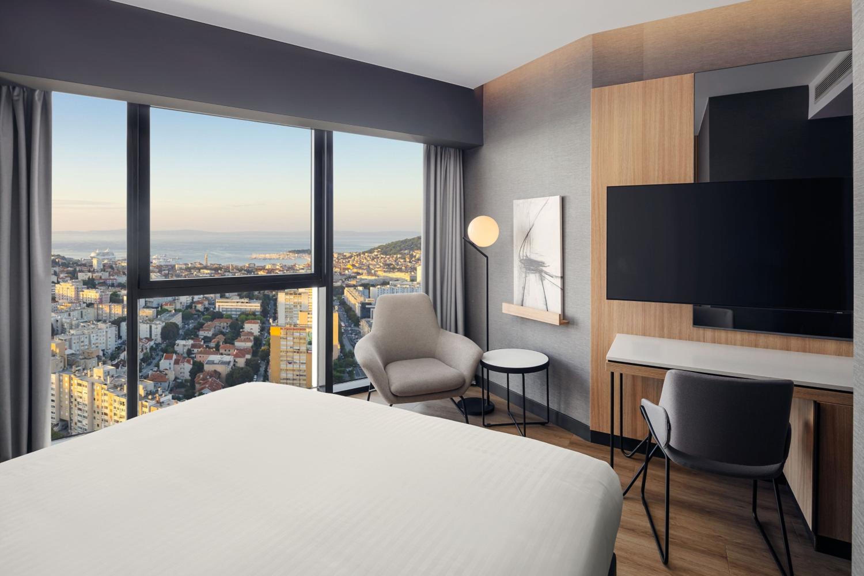 Standard King Room with Sea View - Photo 5