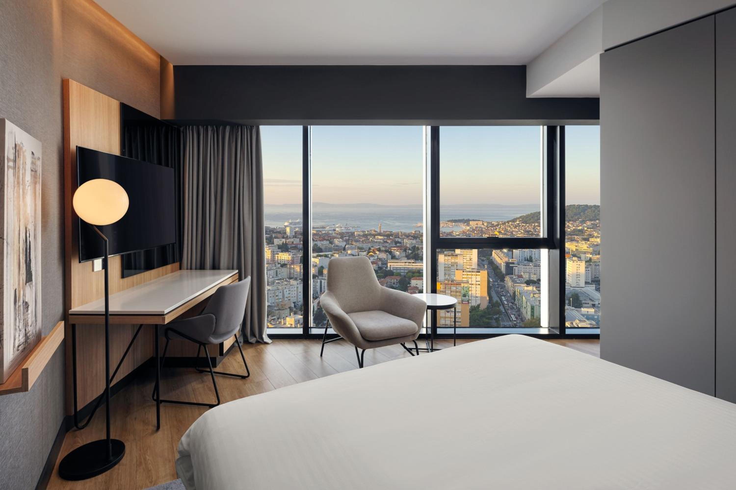 Superior King Room with Sea view - Photo 3