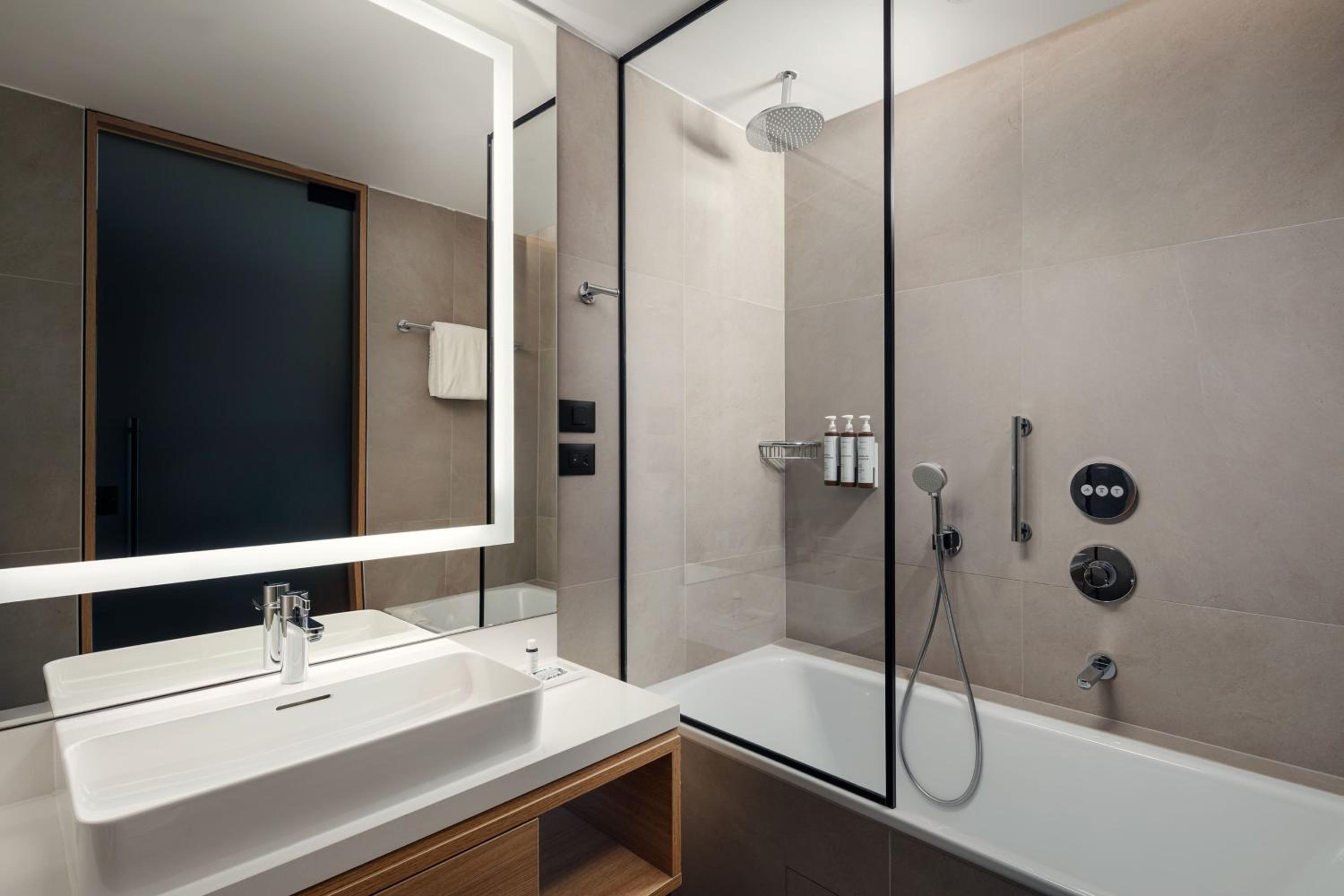 Standard King Room with Sea View - Photo 10