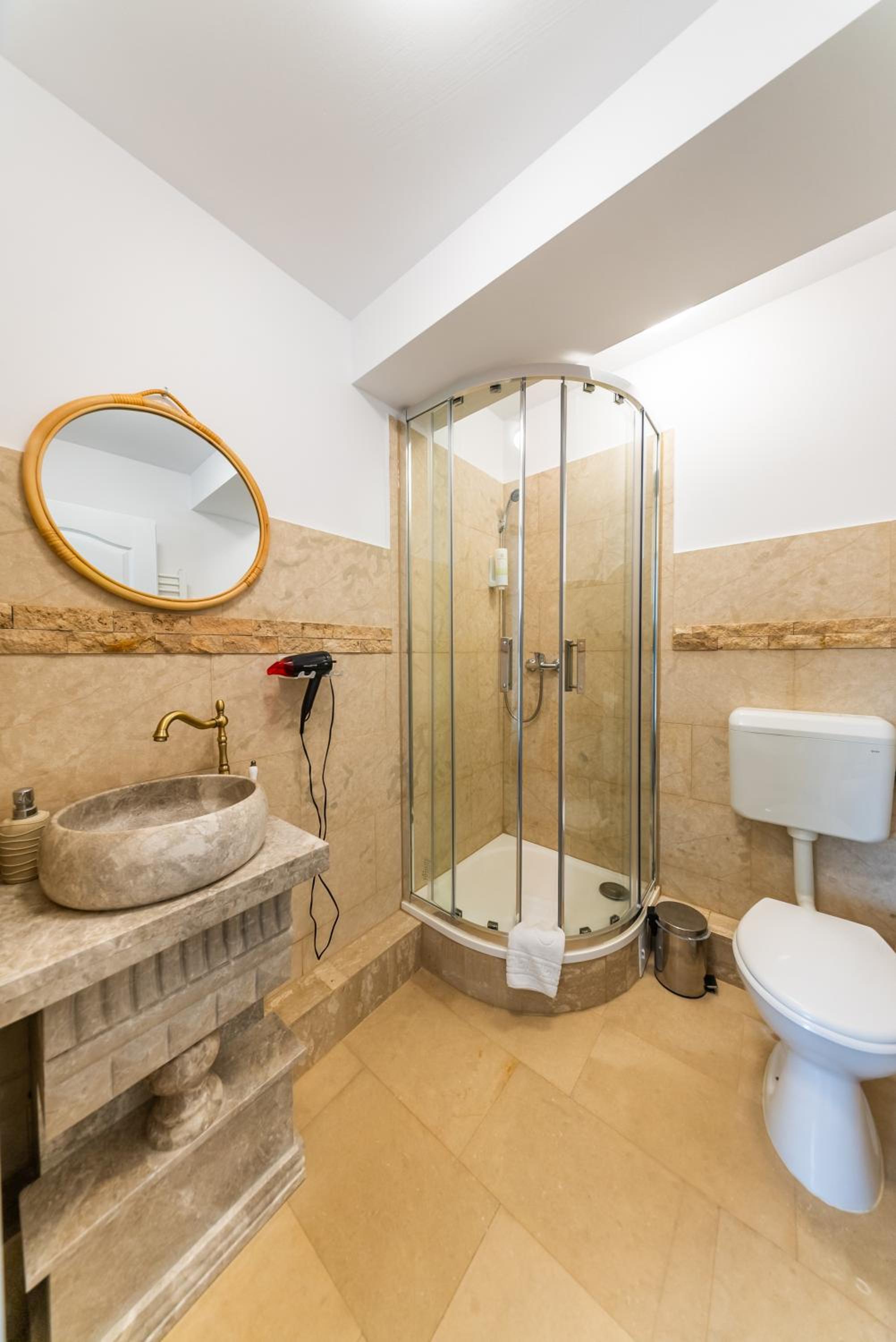 Double Room with Private Bathroom - Photo 5