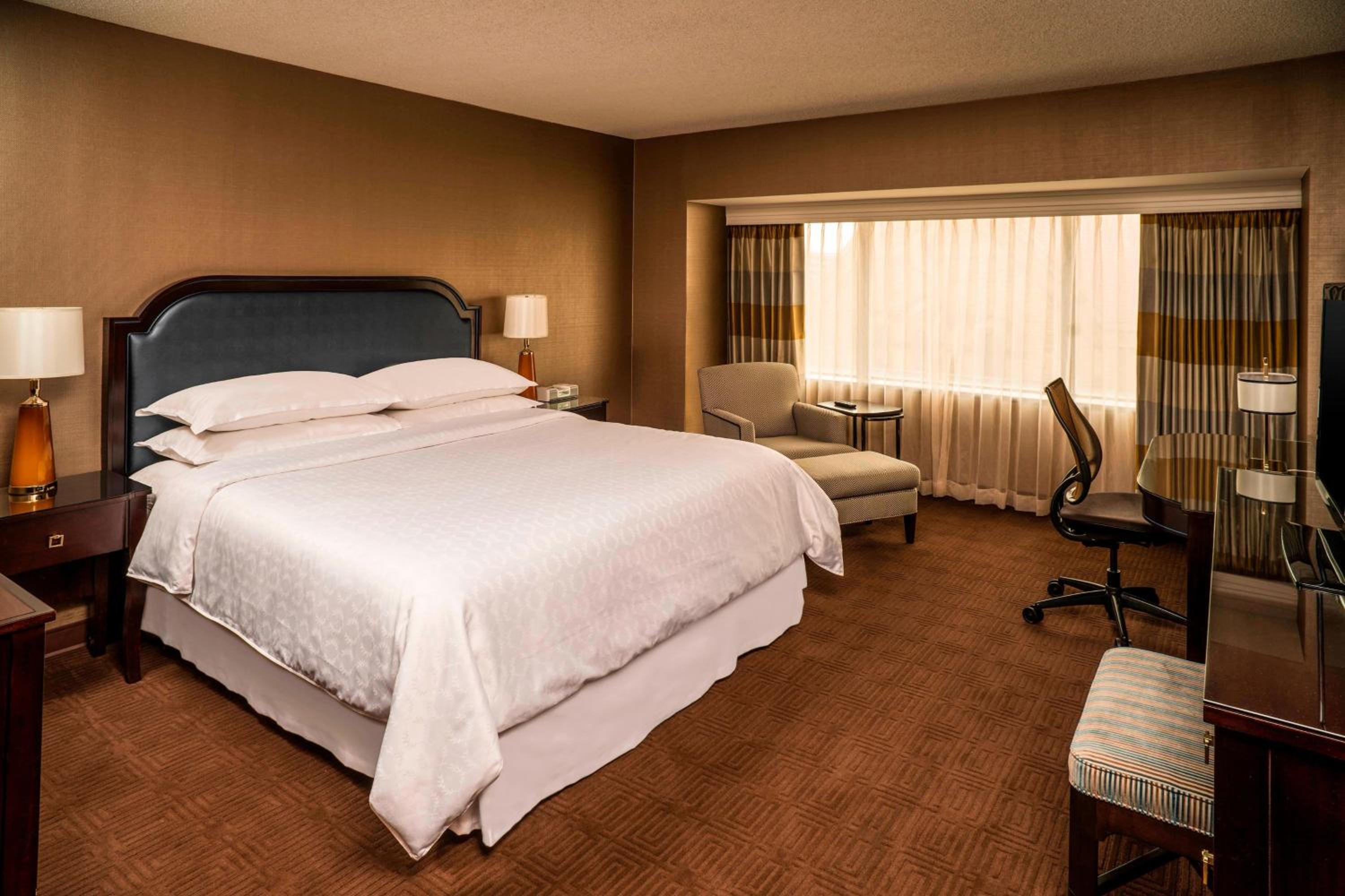 Traditional King Room With Adapted Tub - Mobility Accessible photo 1