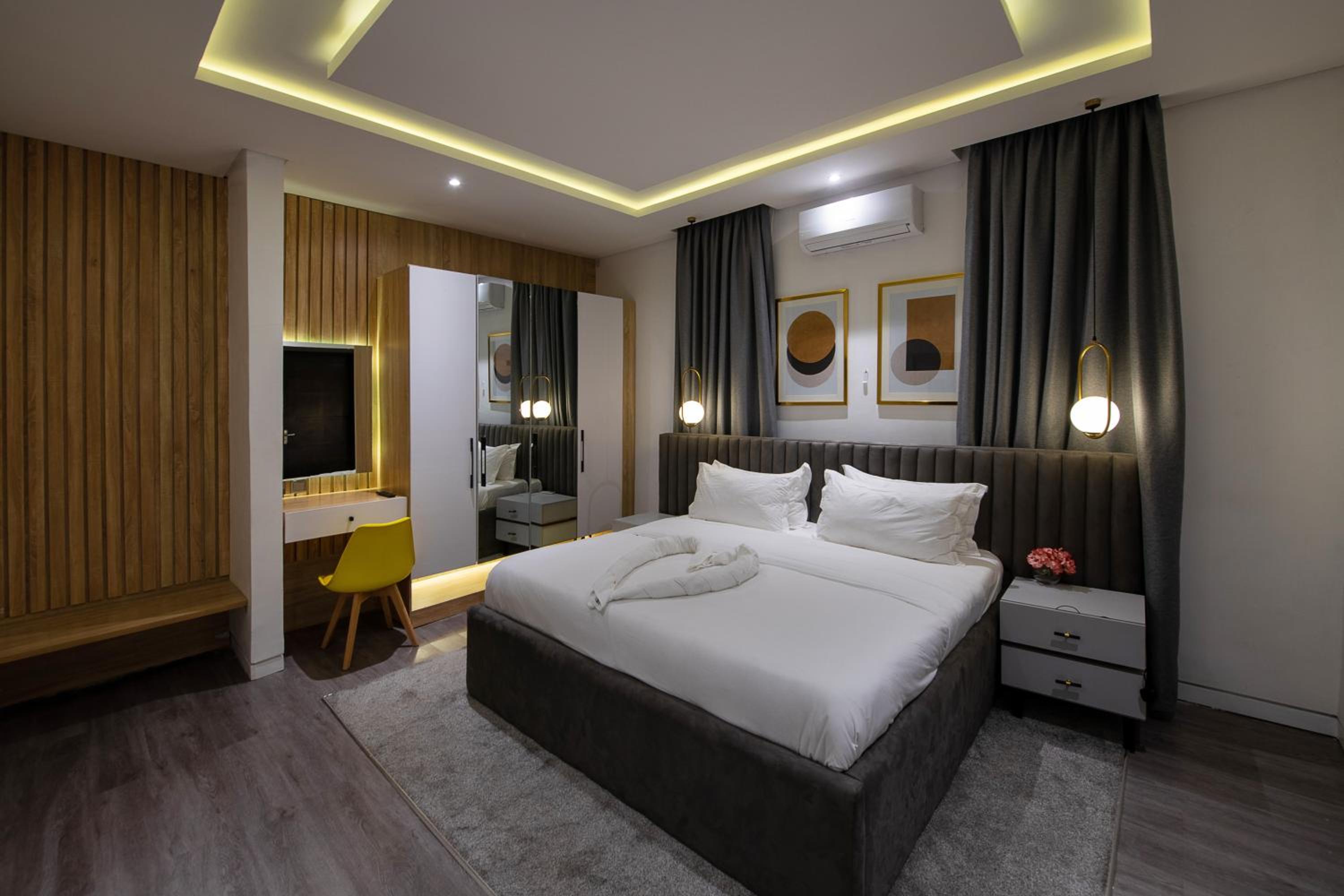 Three-Bedroom Apartment with Lake View photo 2