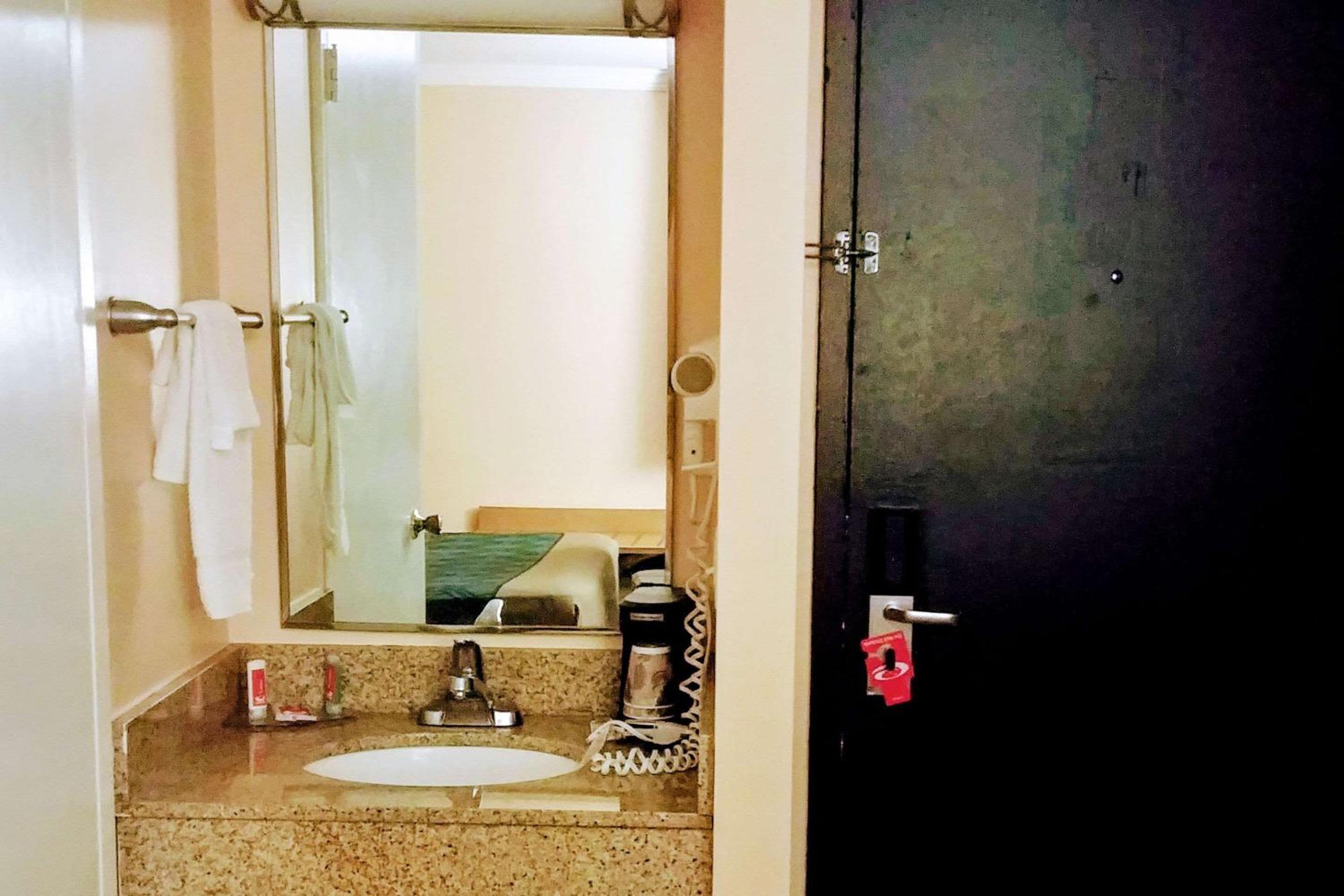 Queen Room - Non-Smoking - Photo 6