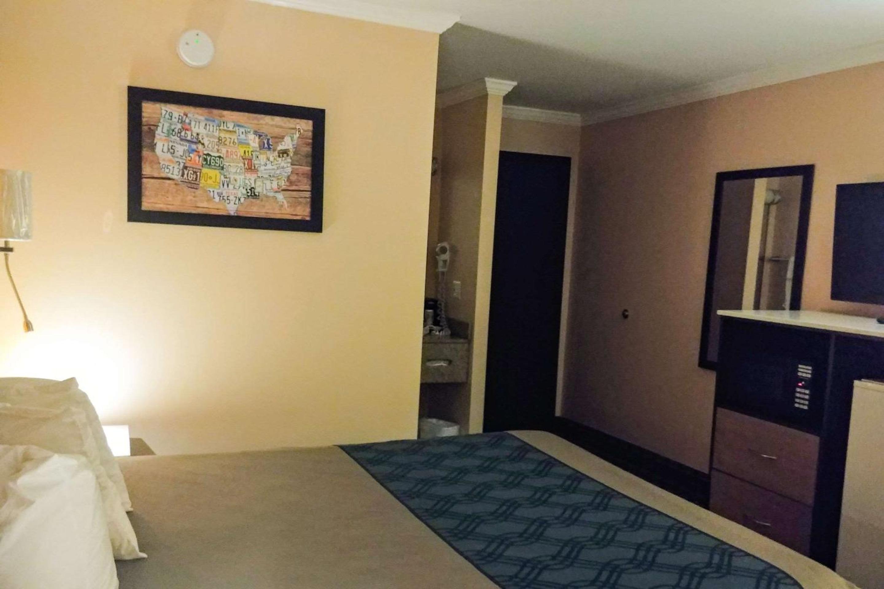 Queen Room - Non-Smoking - Photo 2