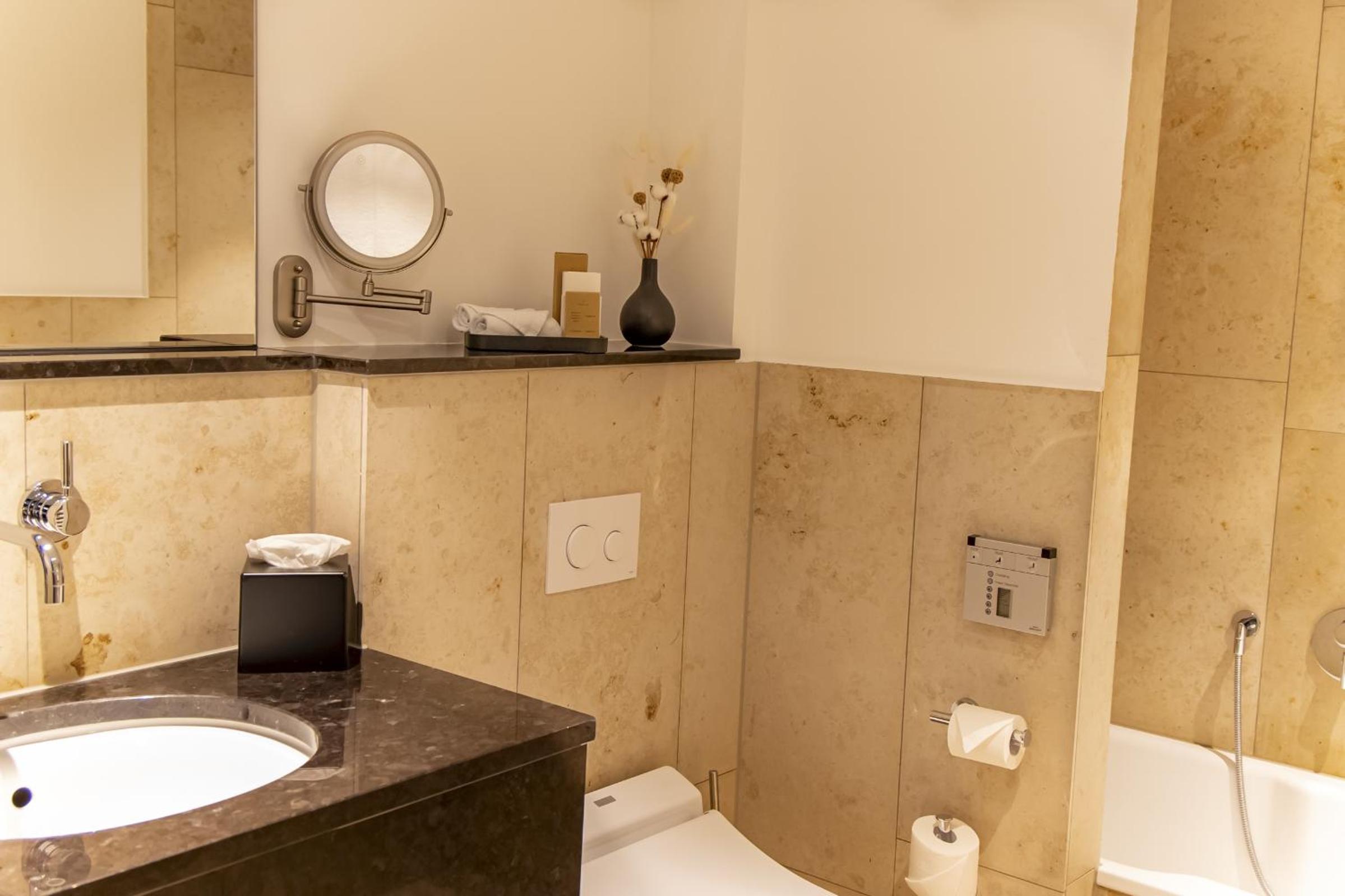 Deluxe Double Room with City View - Photo 4