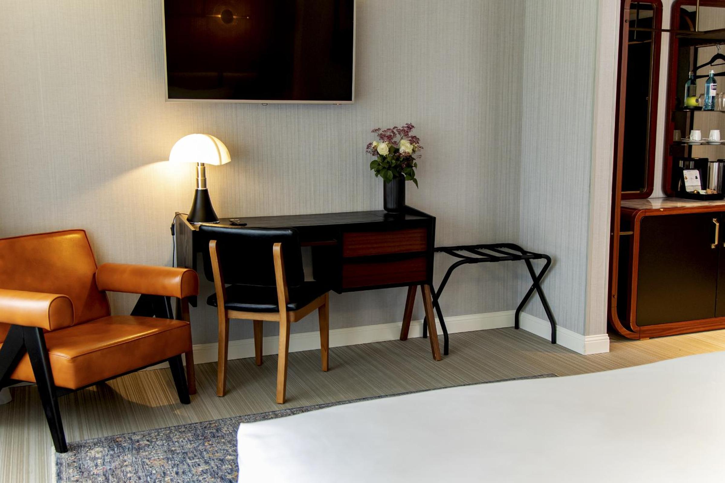 Deluxe Double Room with City View - Photo 8
