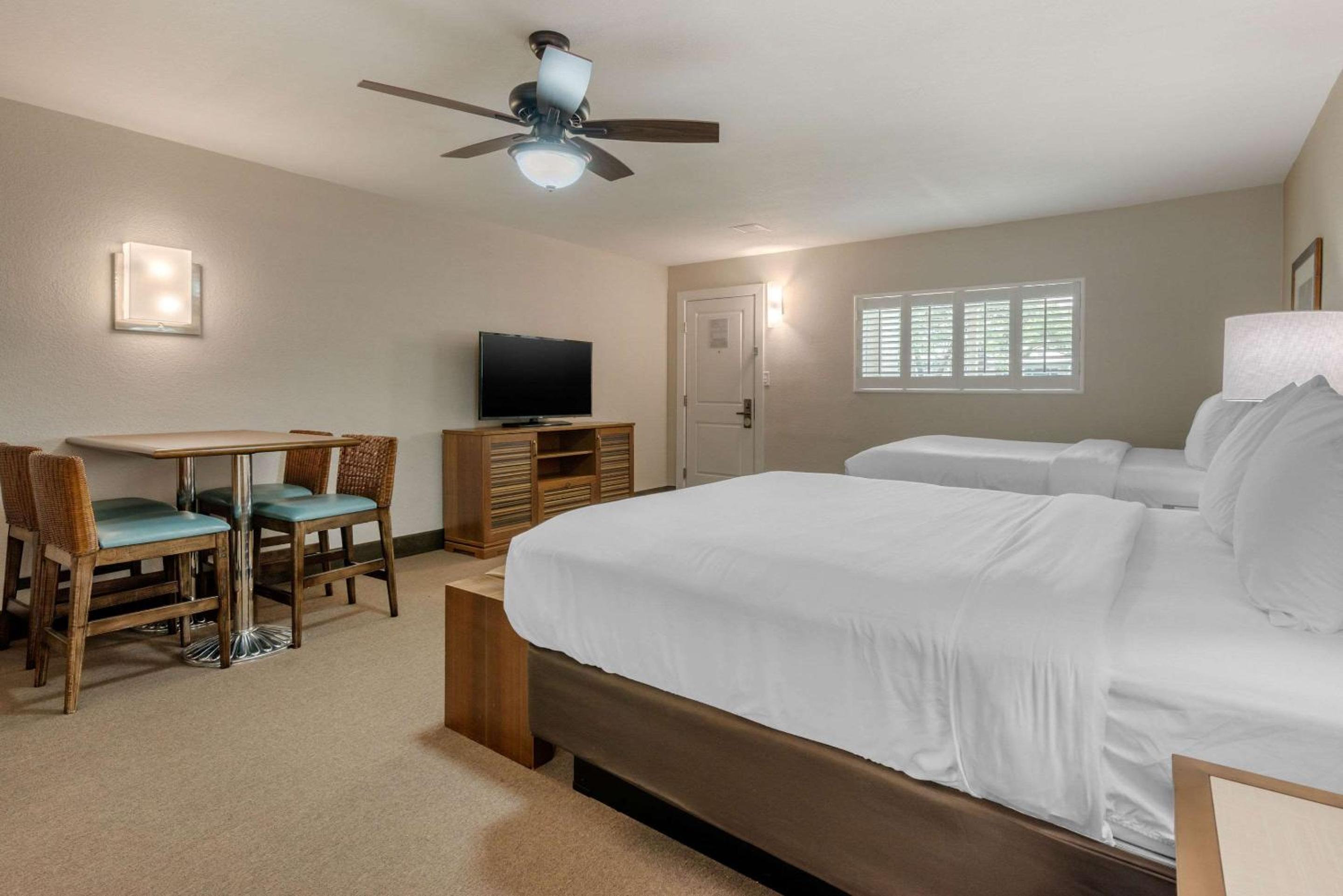 Queen Room With Two Queen Beds - Non-Smoking - Photo 6