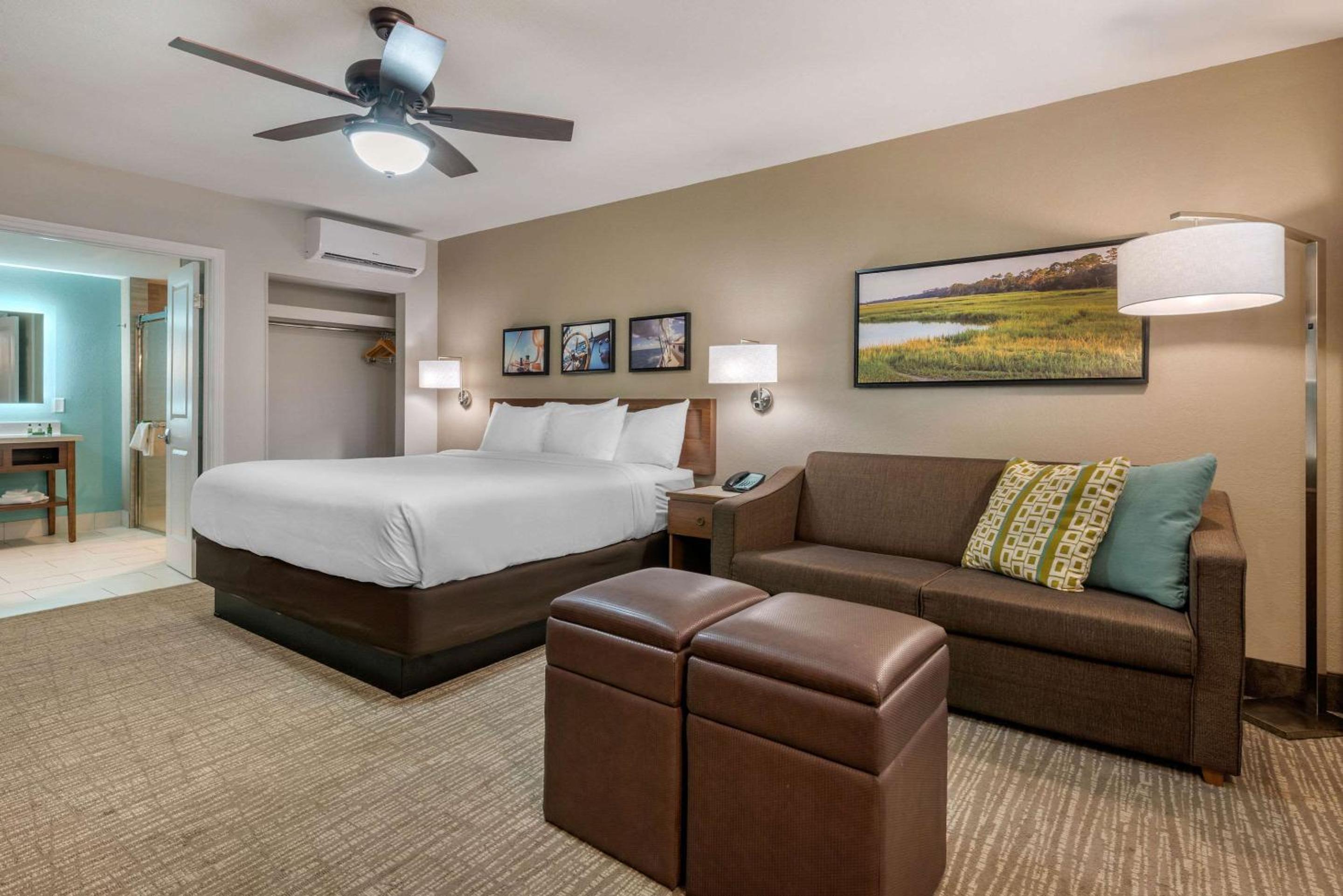 Standard King Room - Non-Smoking  - Photo 1