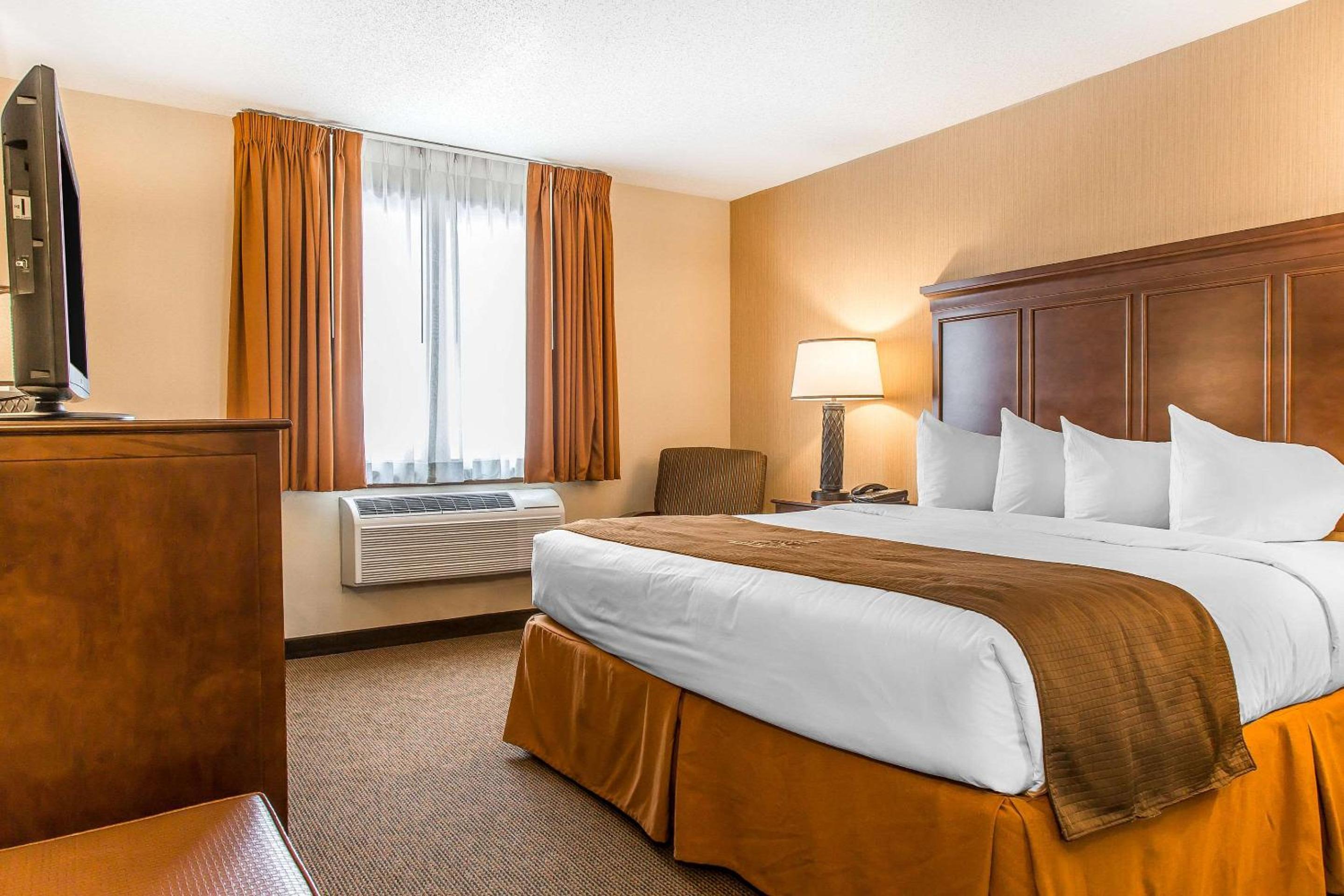 Standard Room with King Bed - Photo 1
