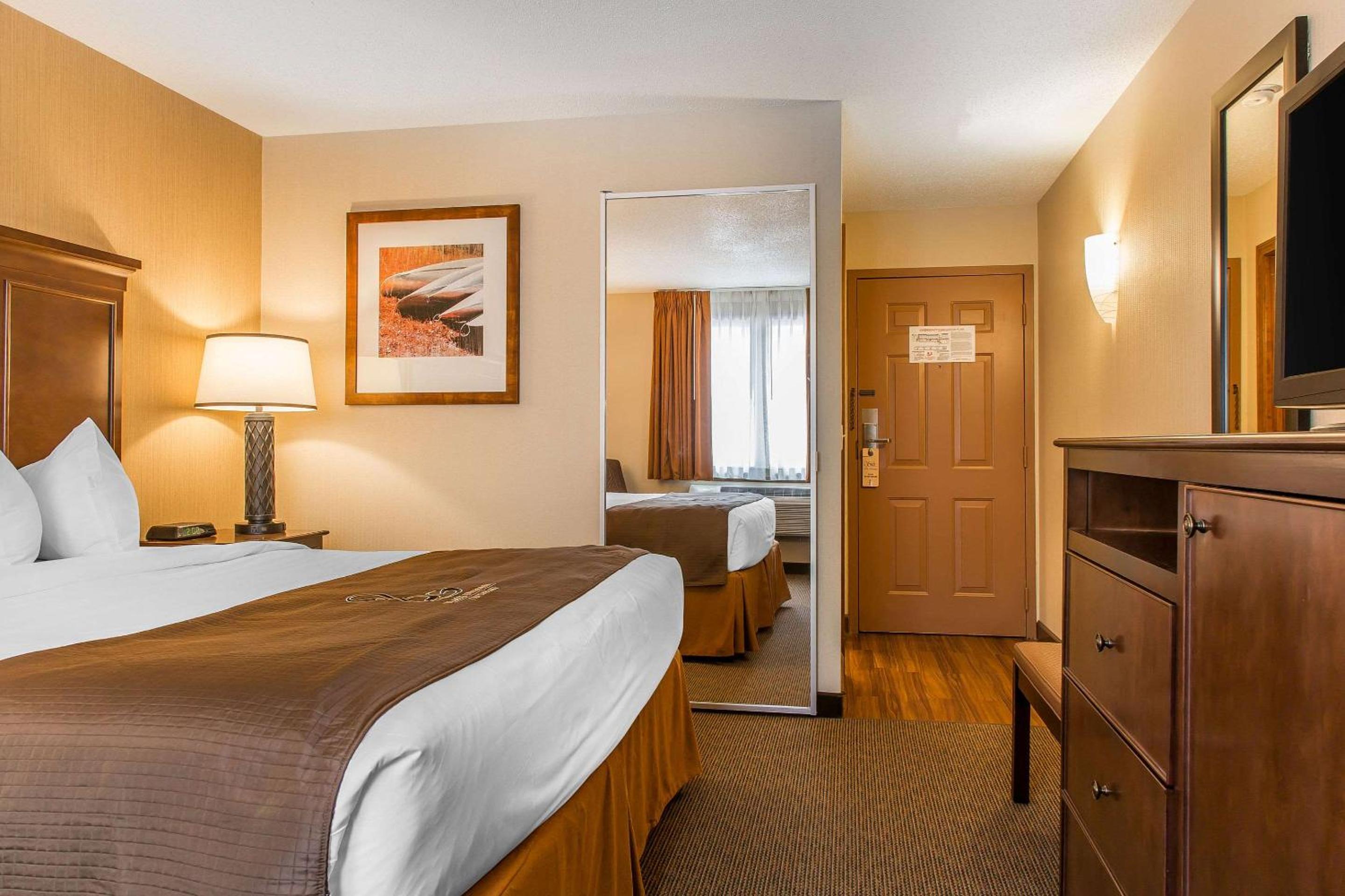 Standard Room with King Bed - Photo 2