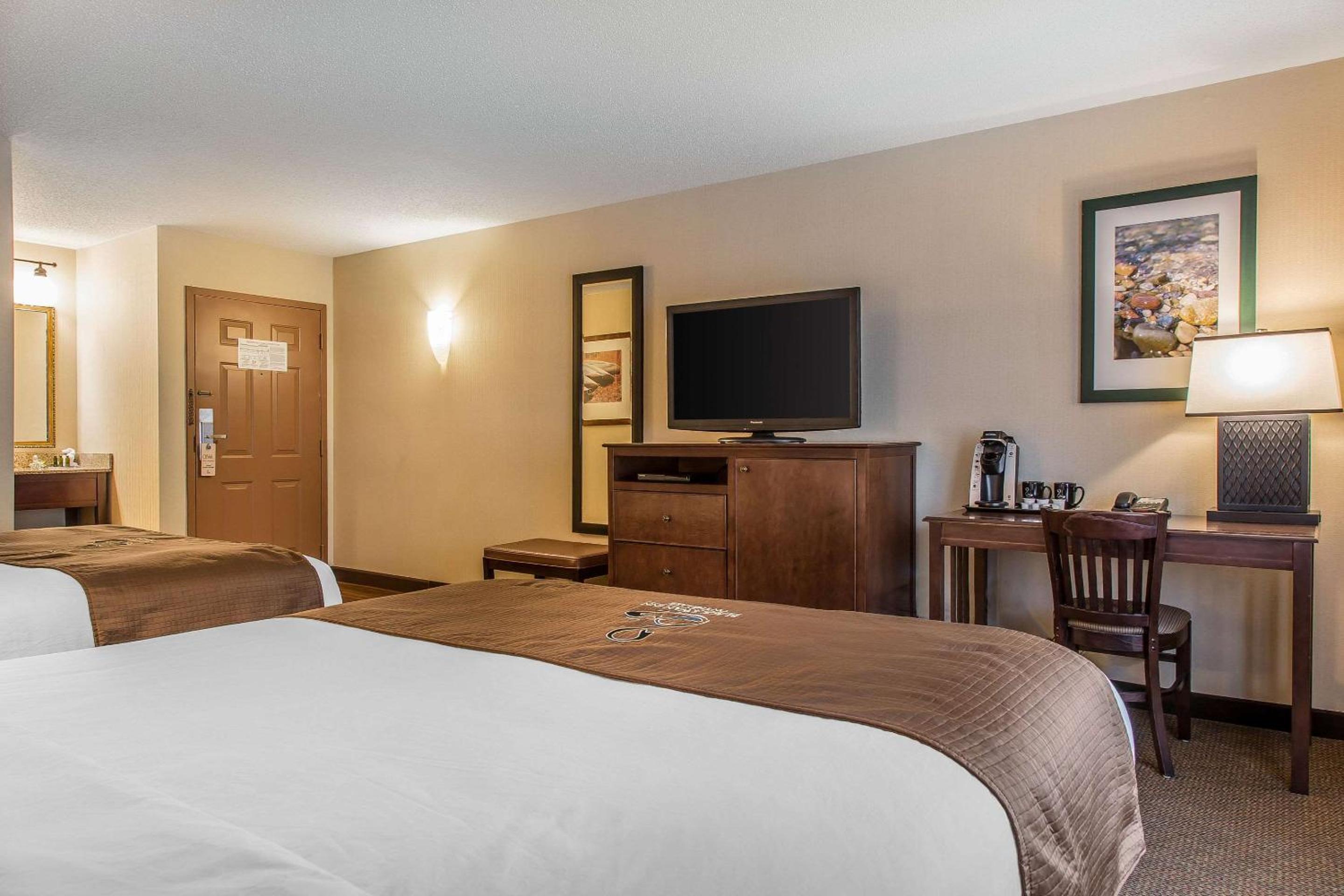 Superior Room with Two Queen Beds photo 2