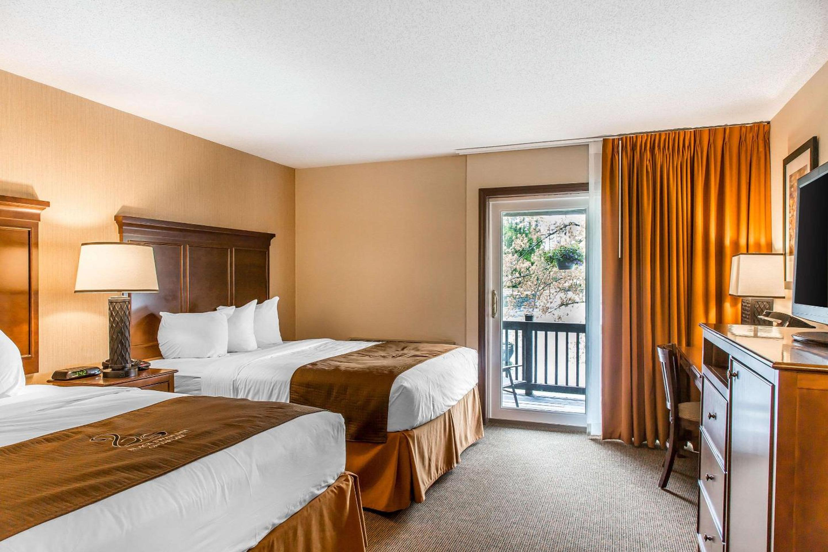 Deluxe Queen Room with Queen Bed and Lake View - Photo 7