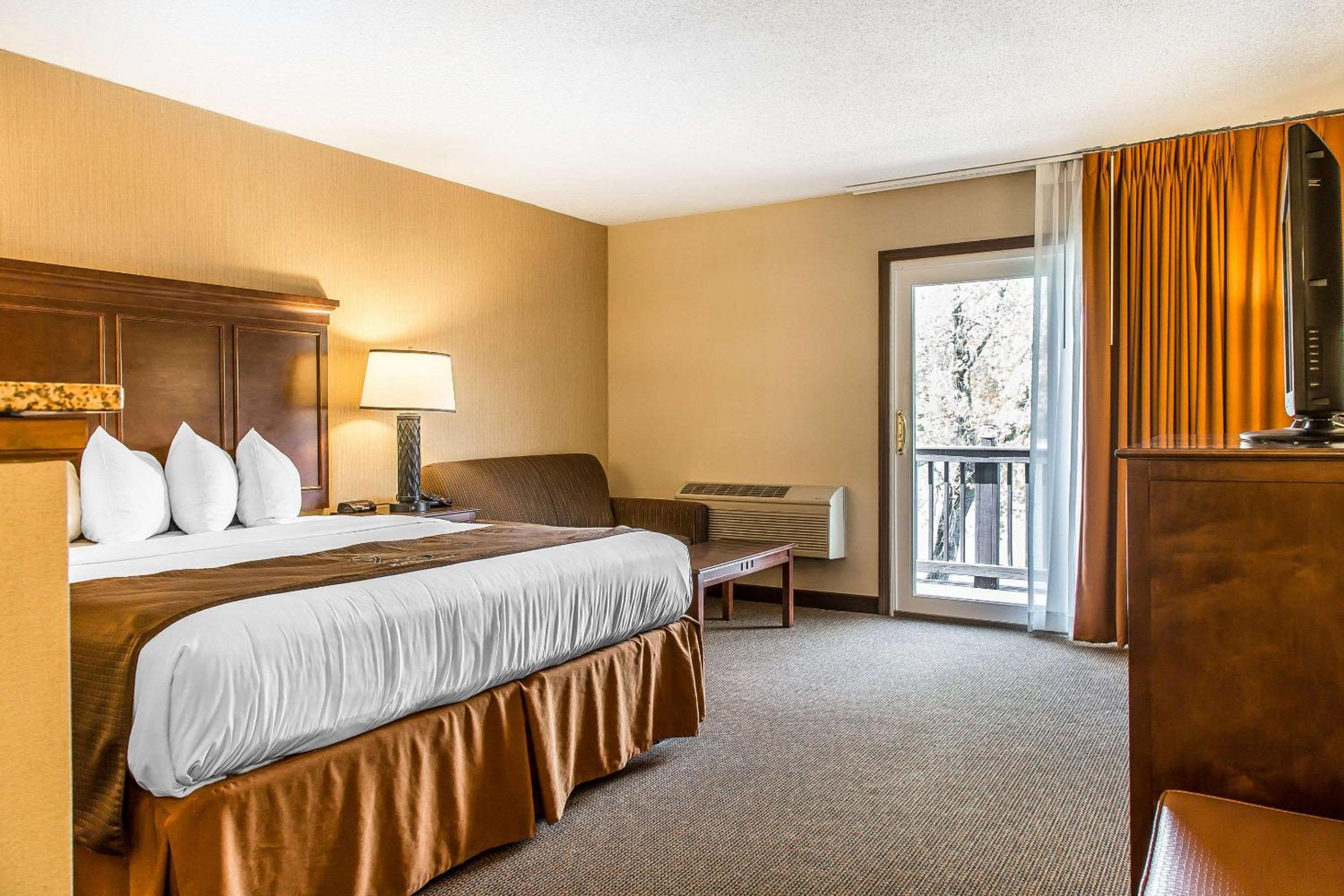 King Room with Roll-In Shower - Accessible/Non-Smoking photo 1