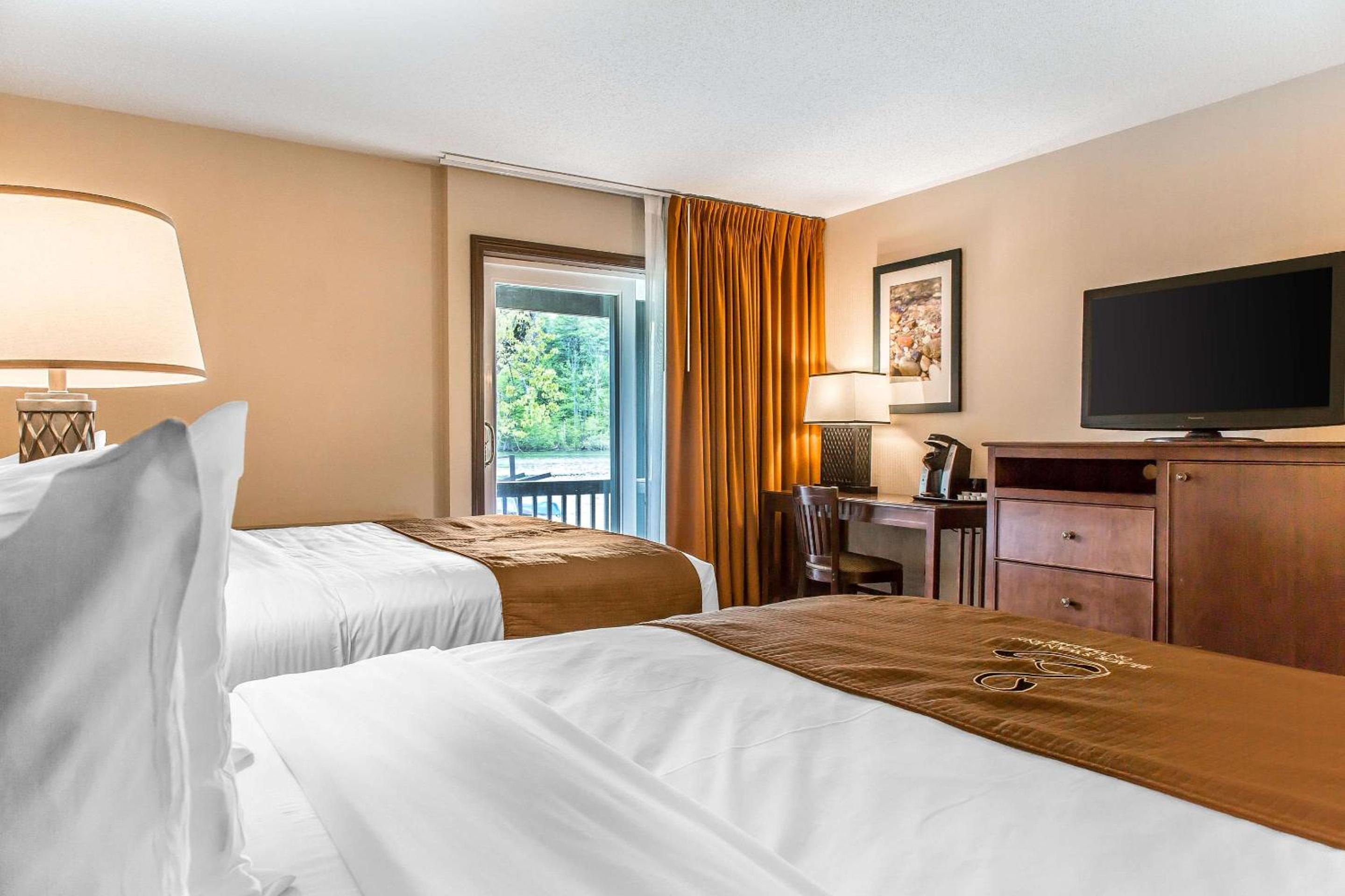 Deluxe Queen Room with Queen Bed and Lake View - Photo 8