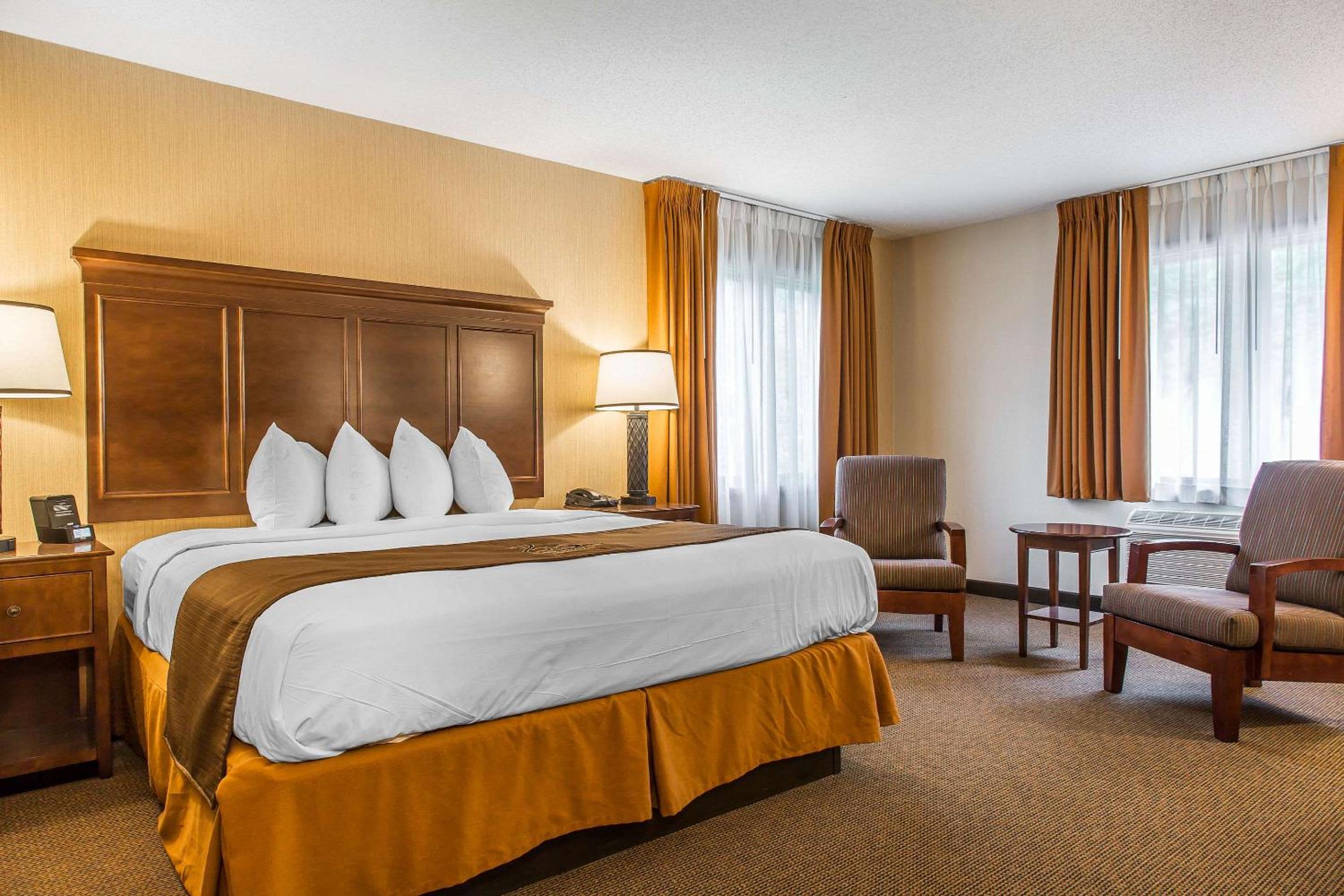 Superior Room with King Bed - Photo 3