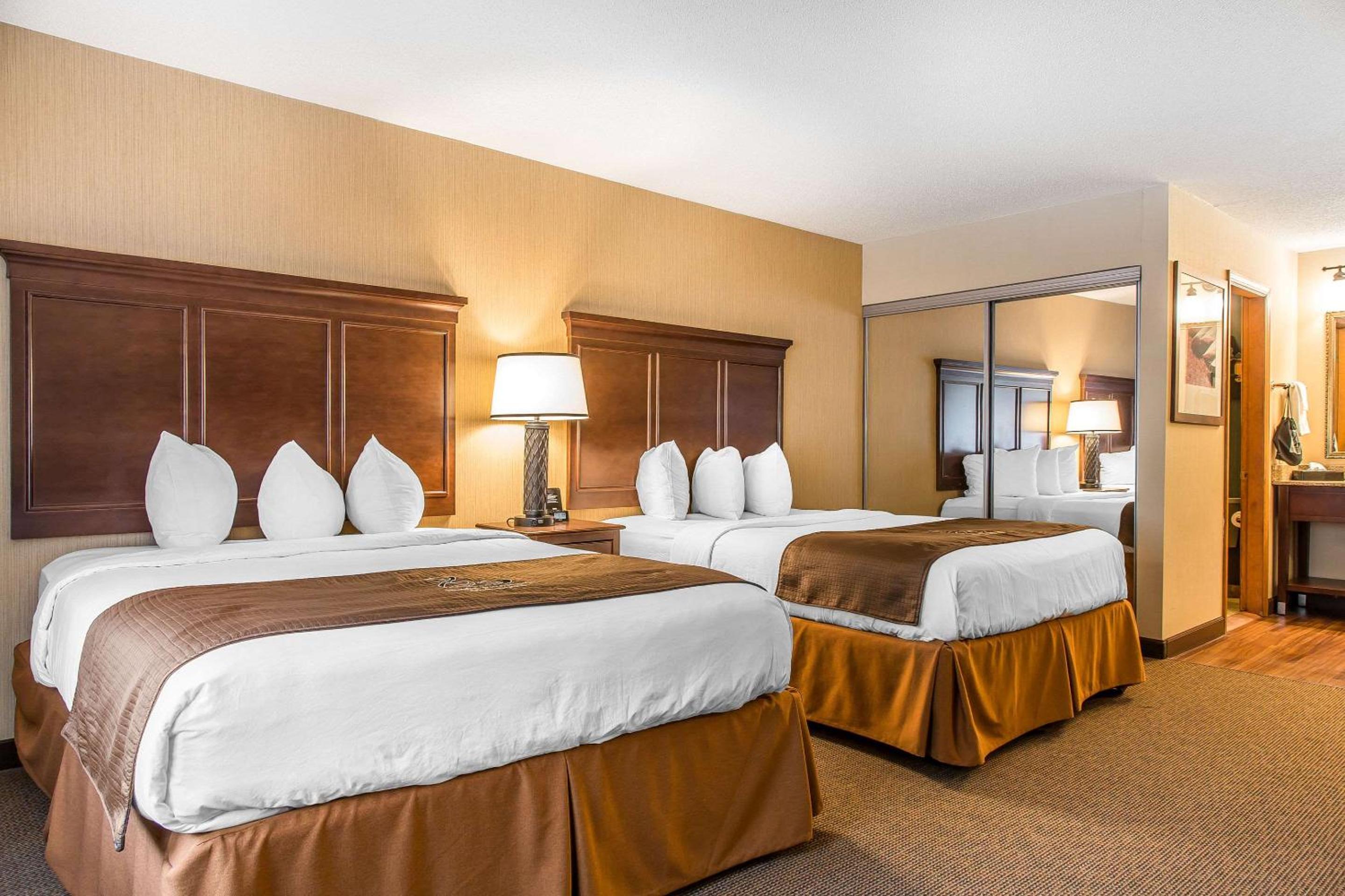 Superior Room with Two Queen Beds photo 3