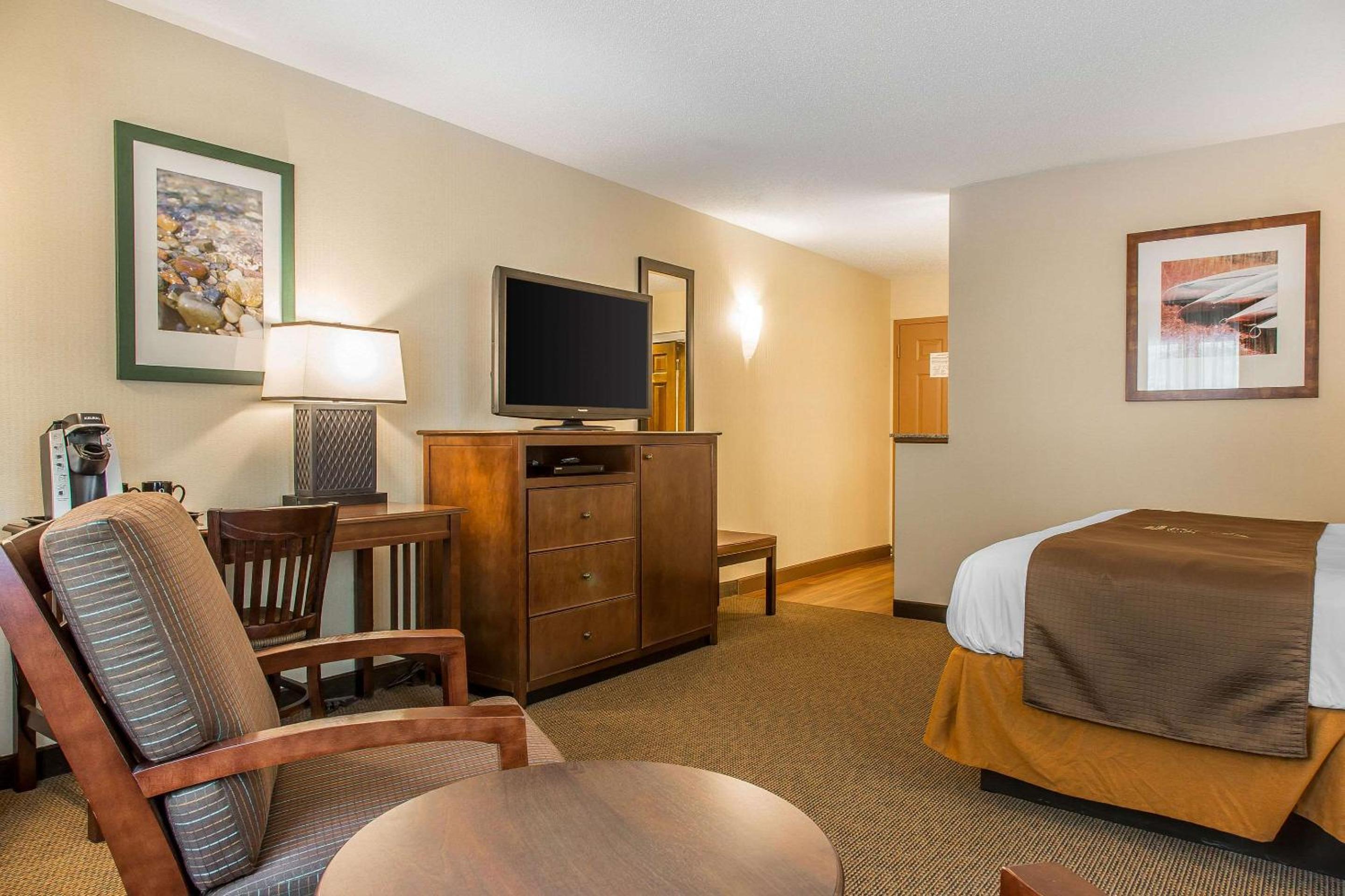 Superior Room with King Bed - Photo 4