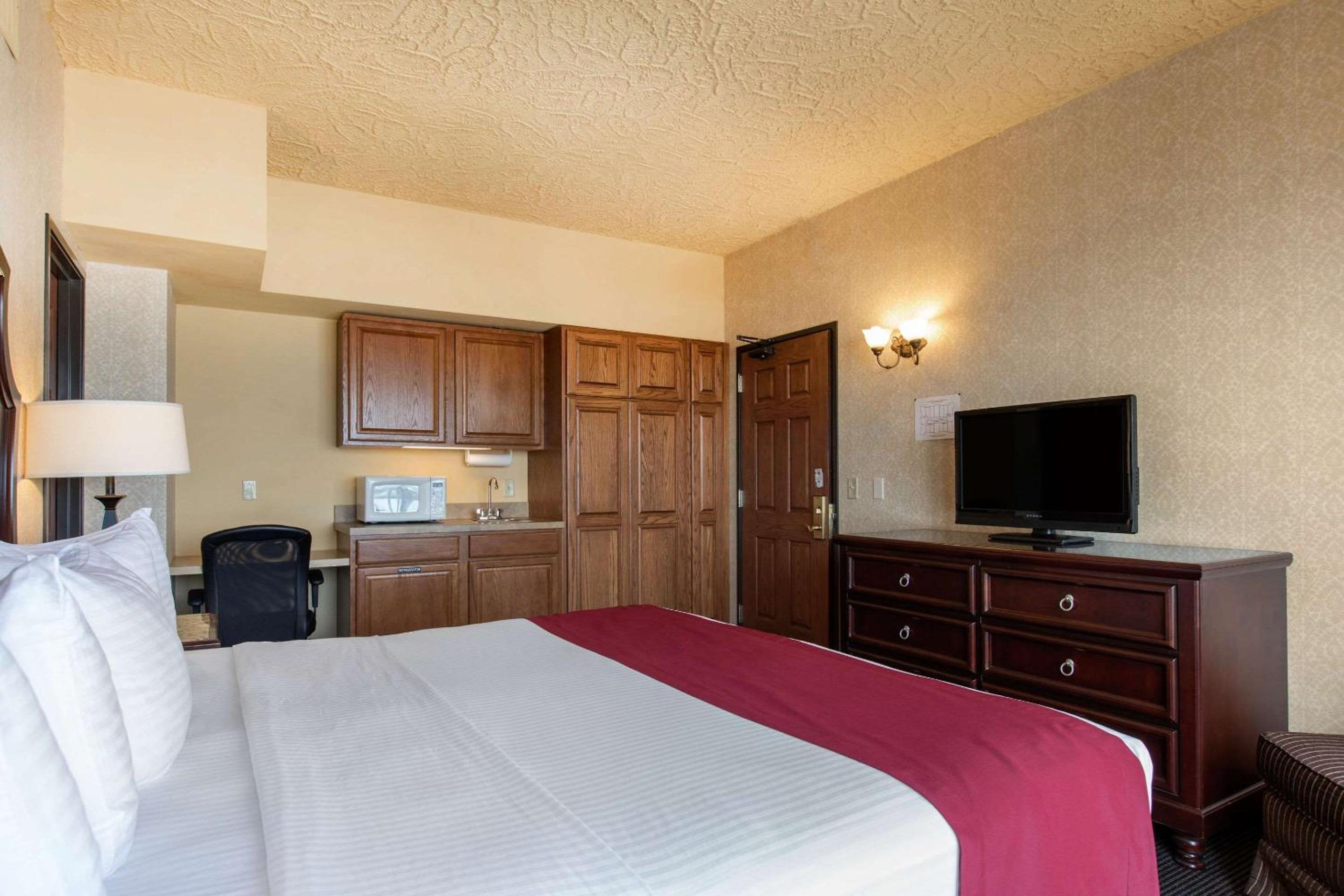 Standard King Room - Non-Smoking  - Photo 4