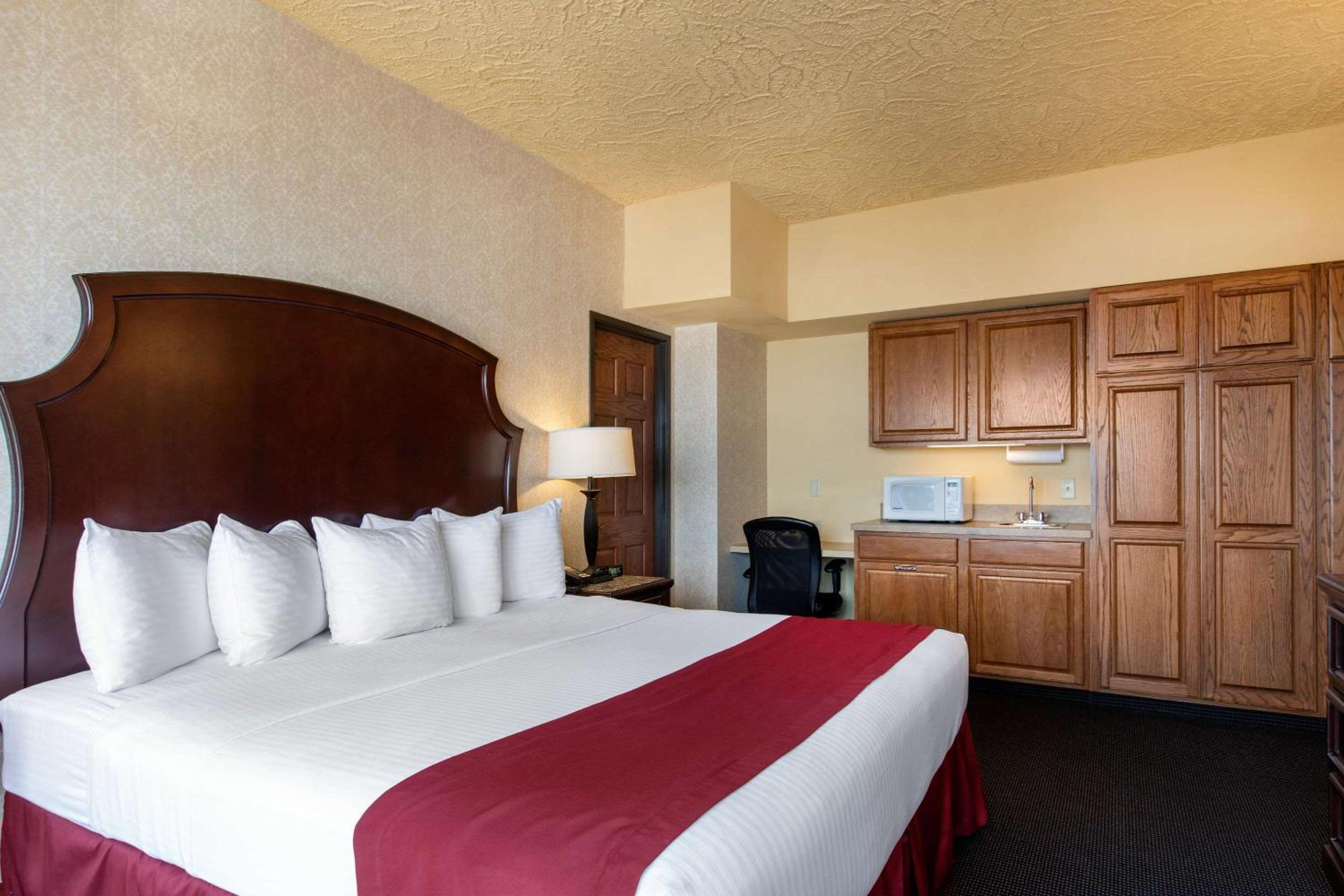 Standard King Room - Non-Smoking  - Photo 5