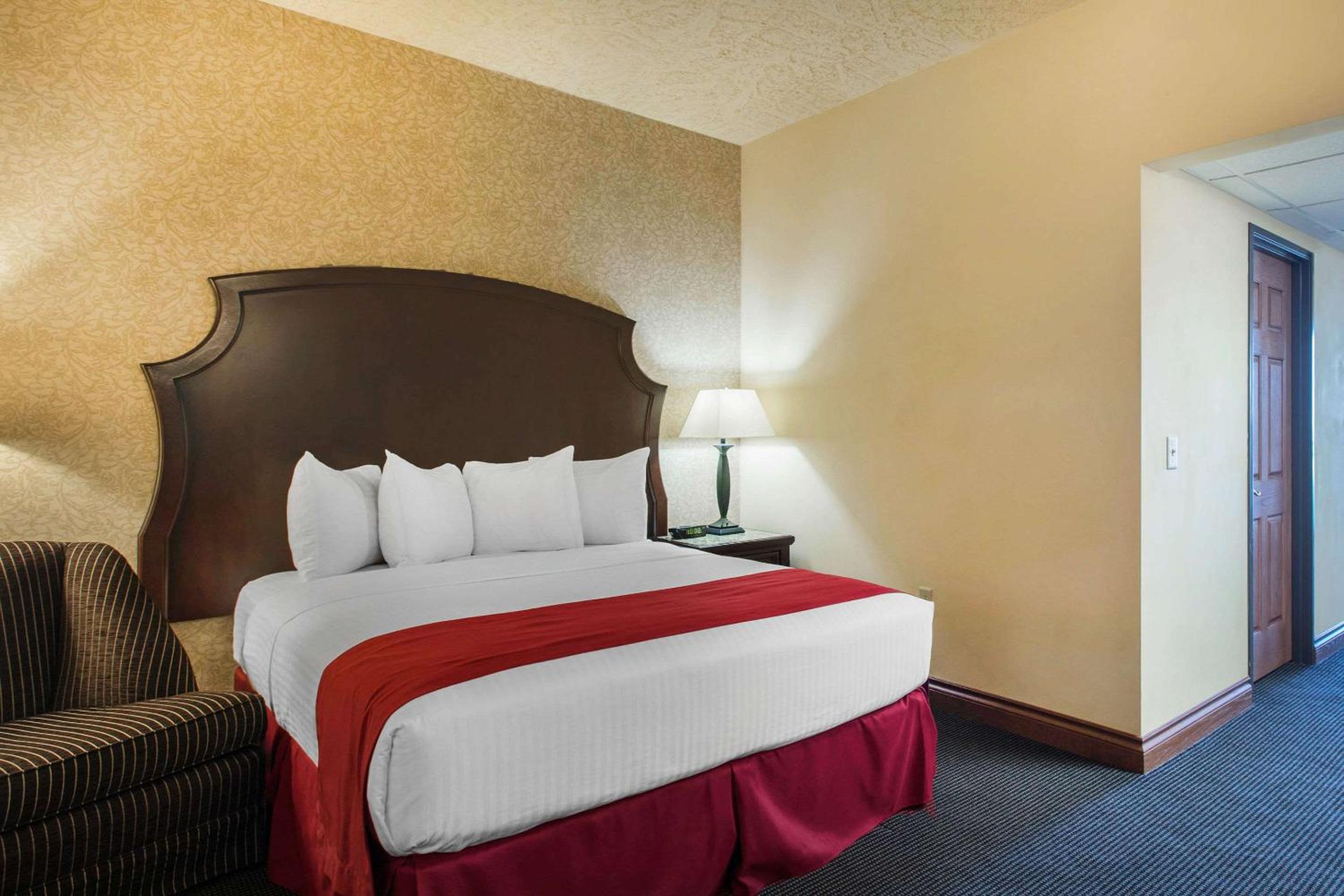 Queen Room with Two Queen Beds - Accessible/Non-Smoking  photo 2