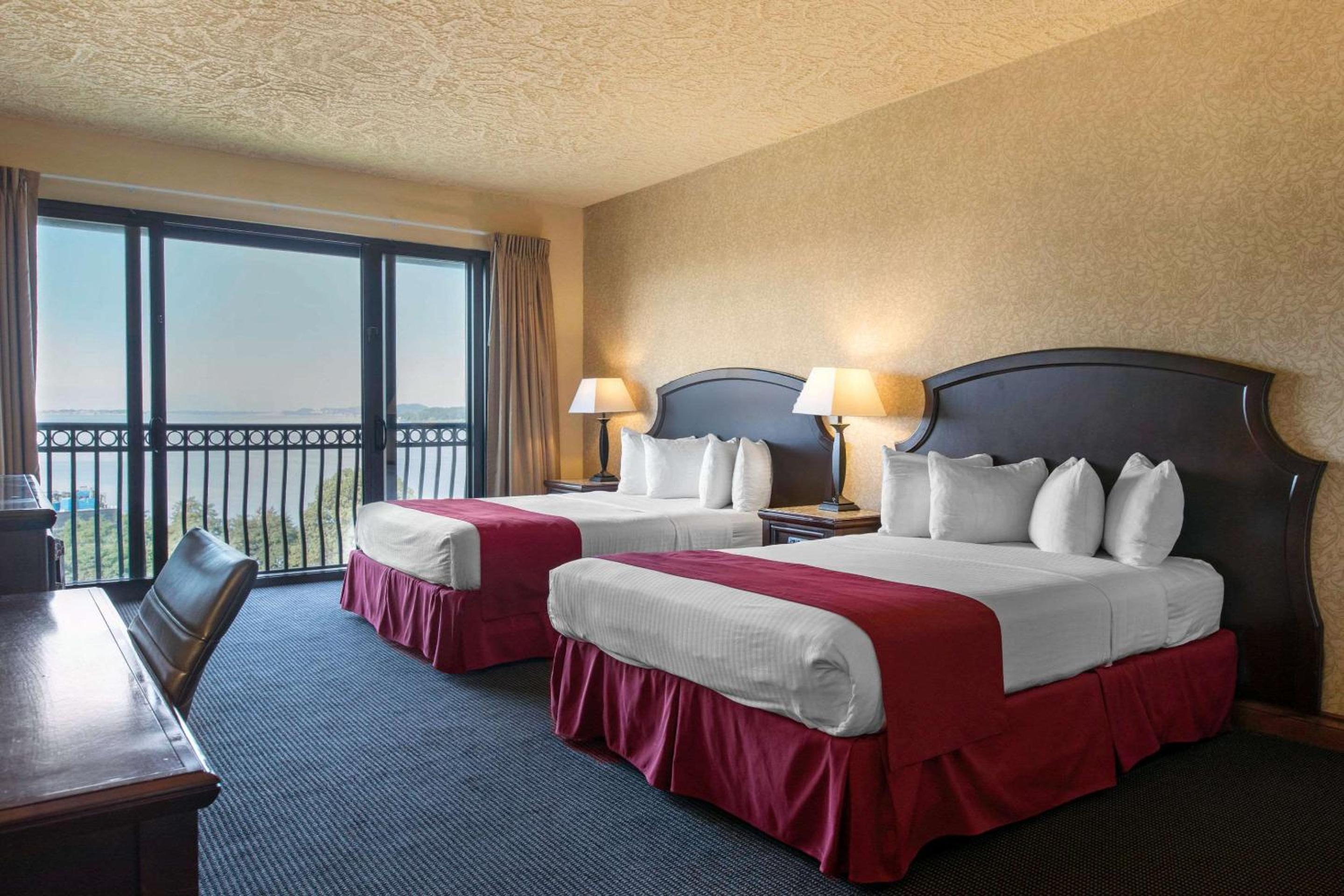 Standard Queen Room with Two Queen Beds - Non-Smoking - Photo 2