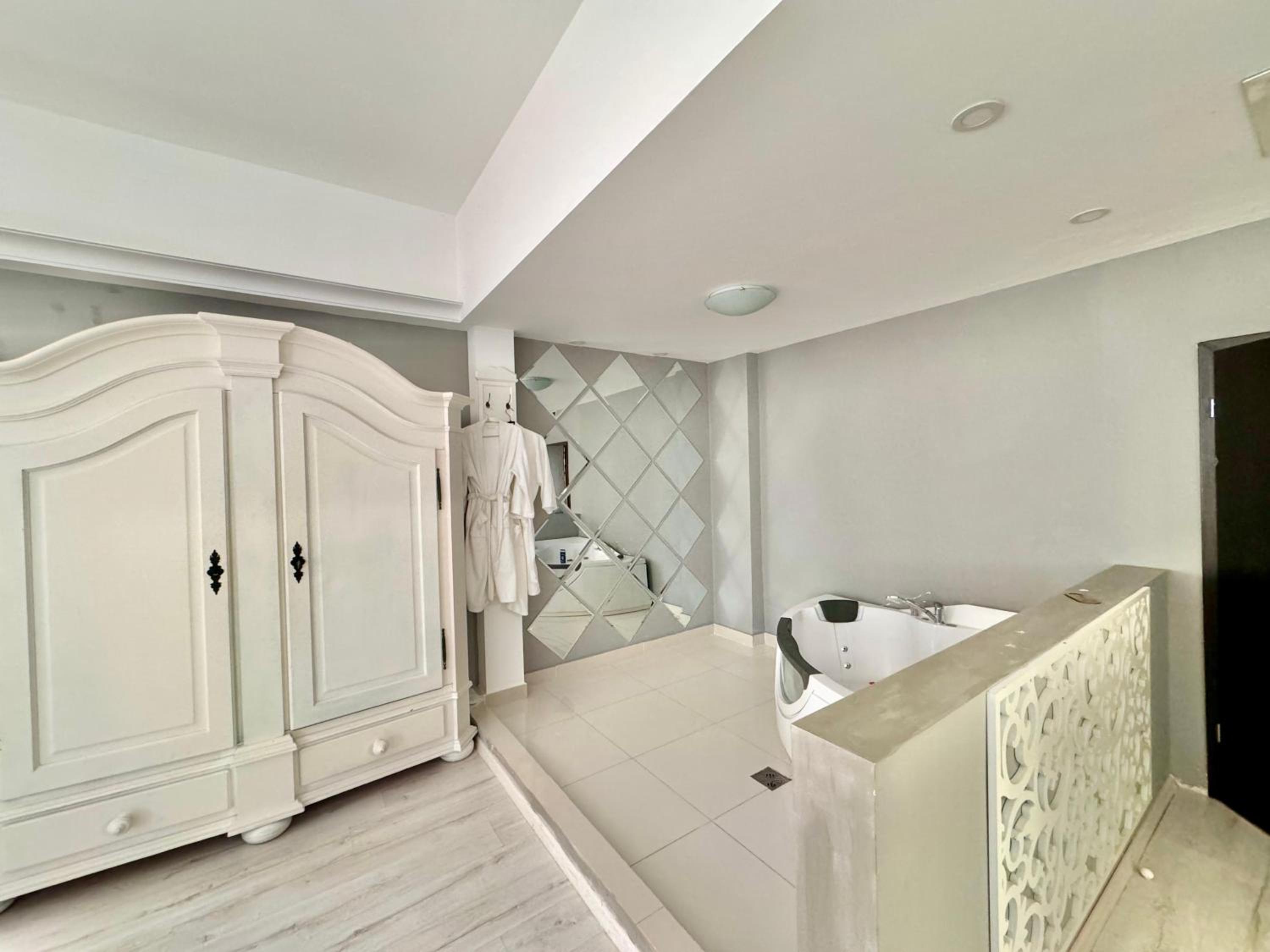 Superior King Suite - Photo 6