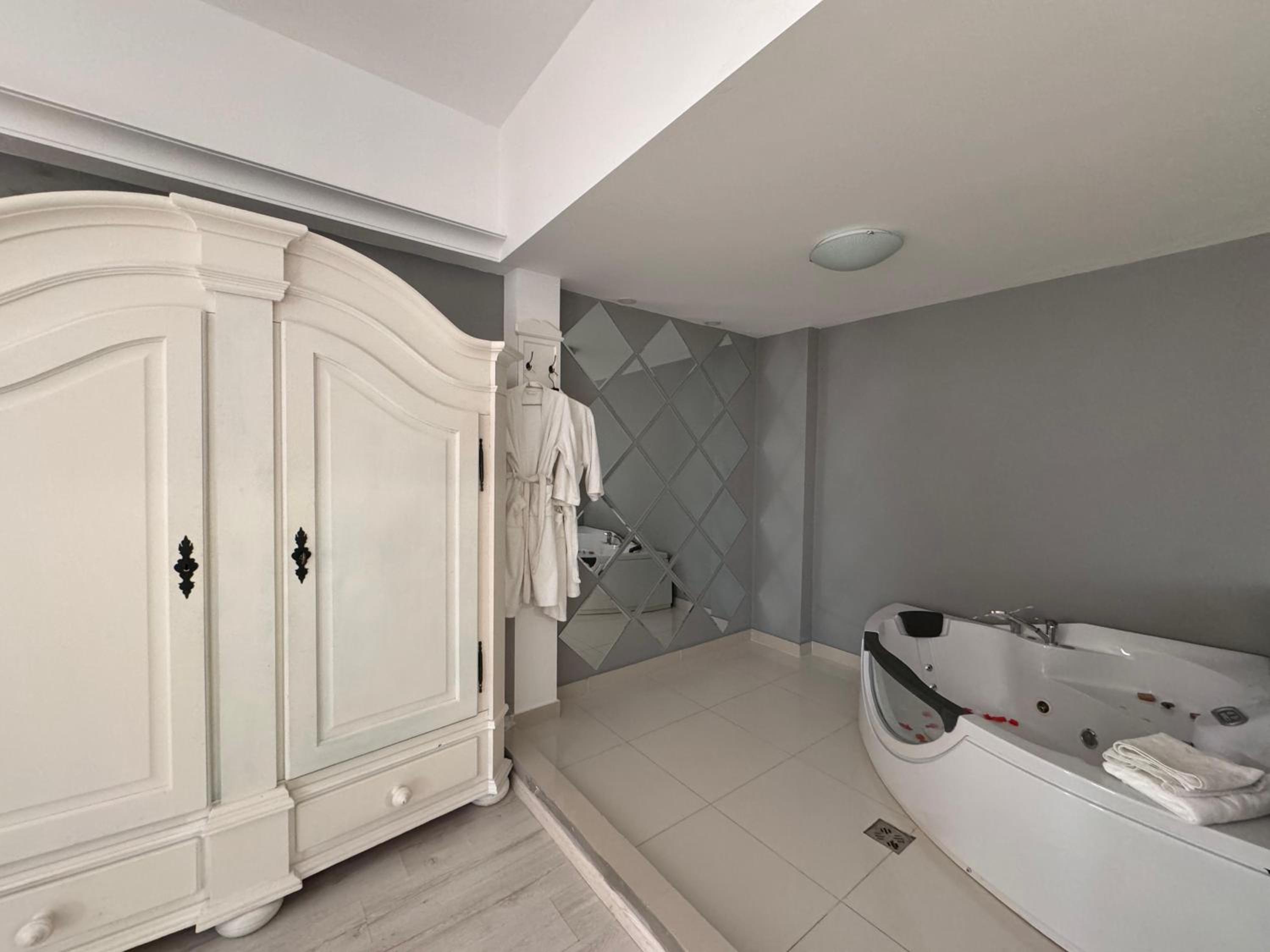 Superior King Suite - Photo 7
