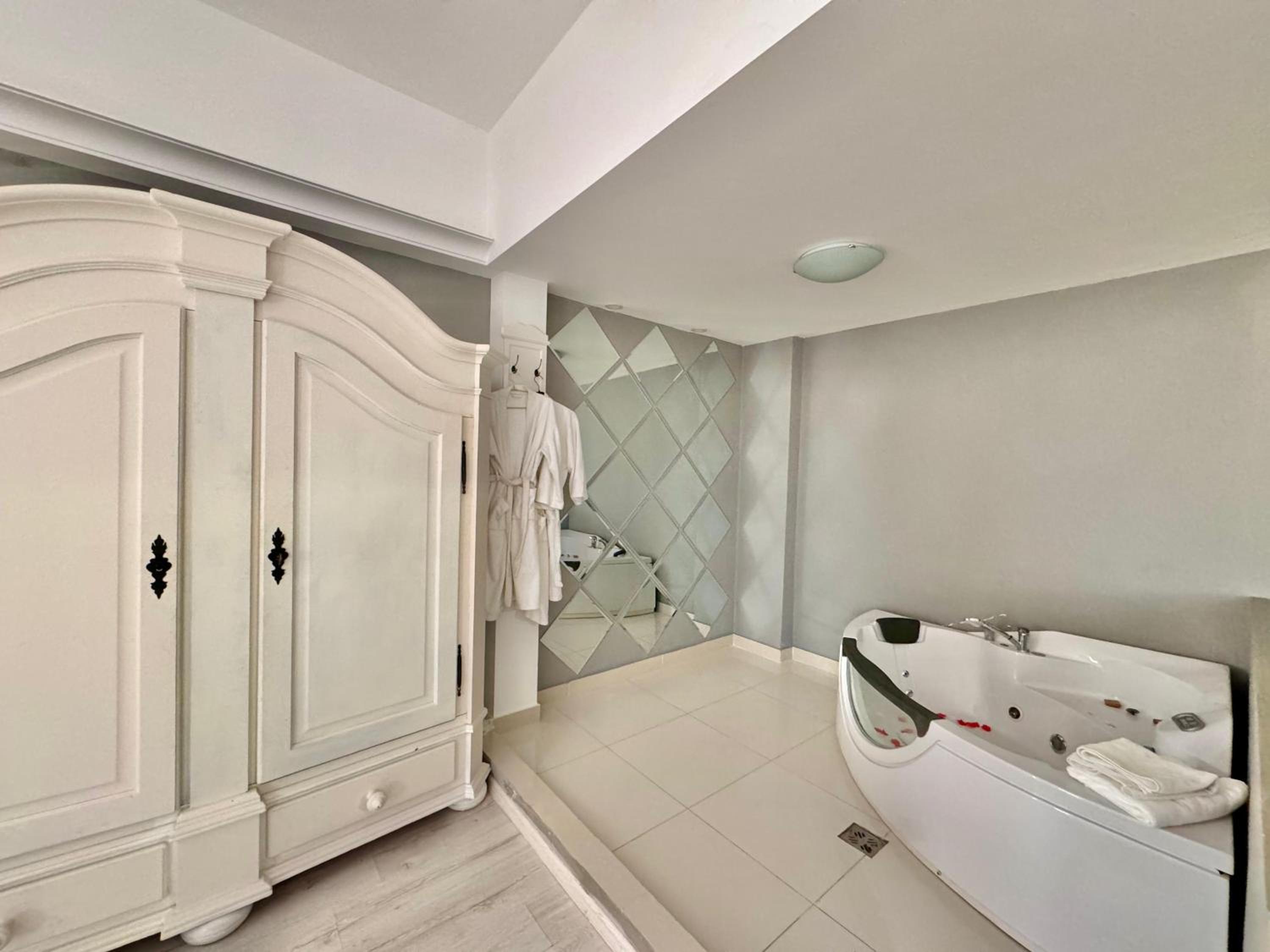 Superior King Suite - Photo 5