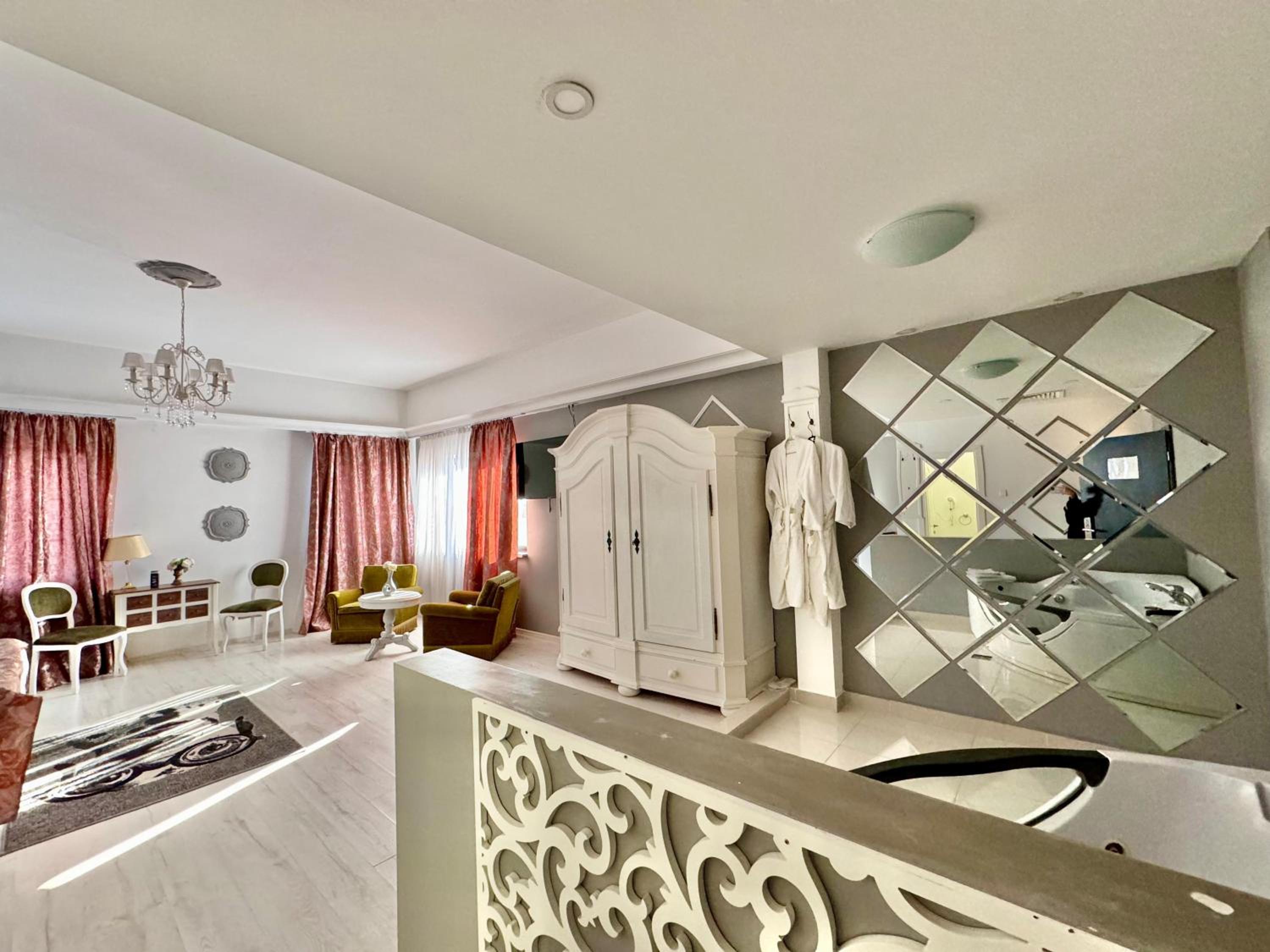 Superior King Suite - Photo 4