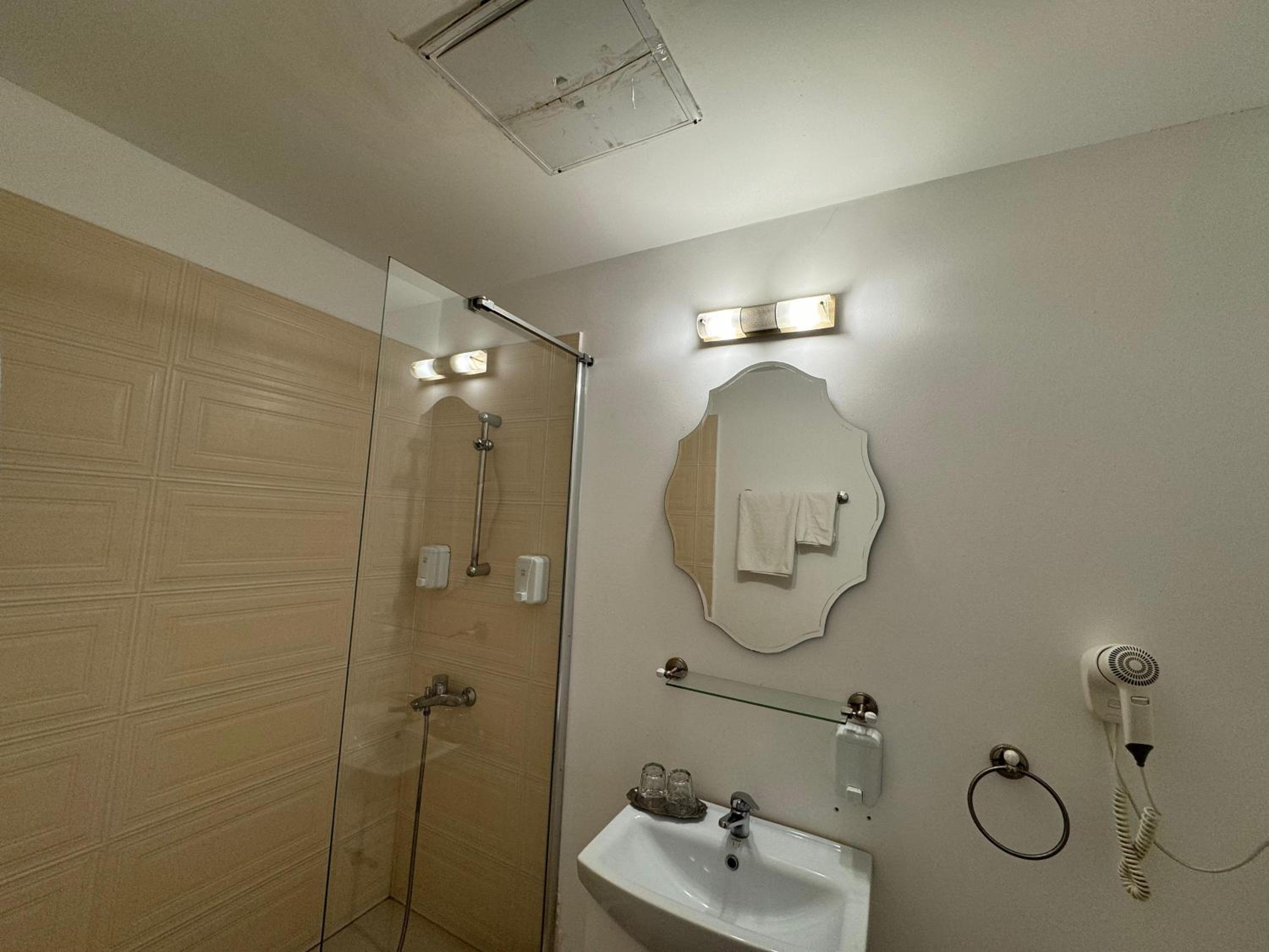 Superior King Suite - Photo 8