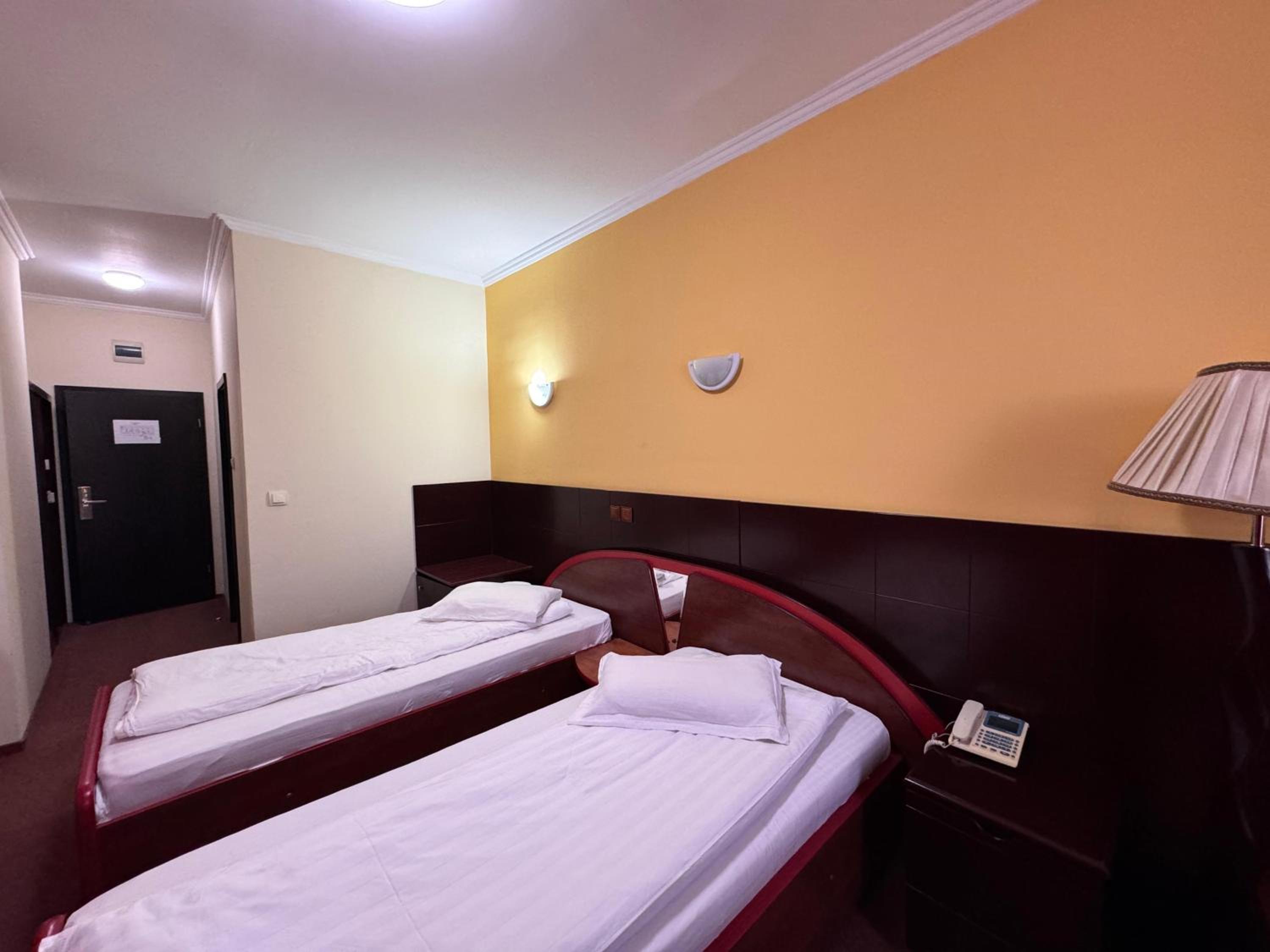 Standard Twin Room - Photo 2